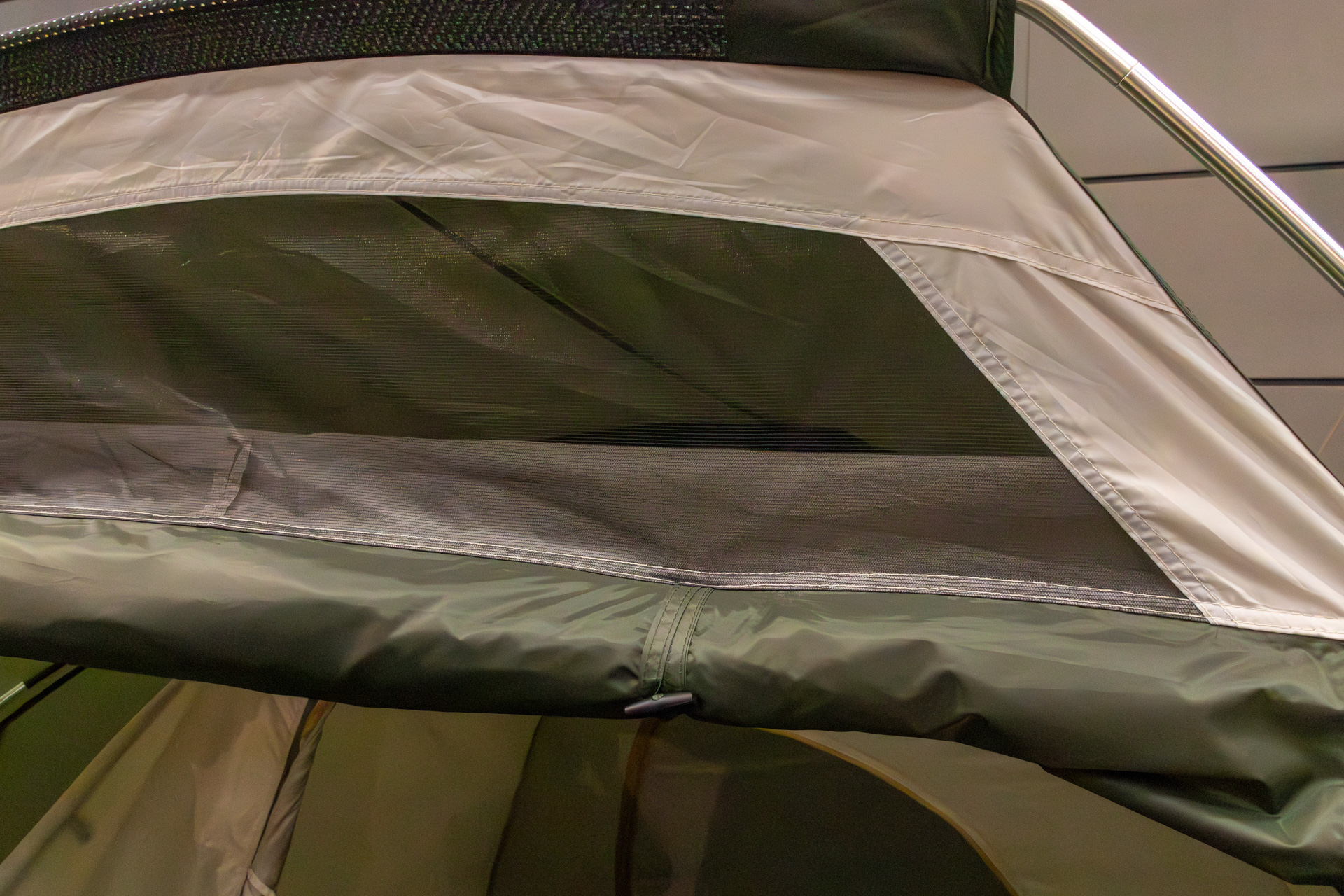 大型ベンチレーションとエクストラシートを備える