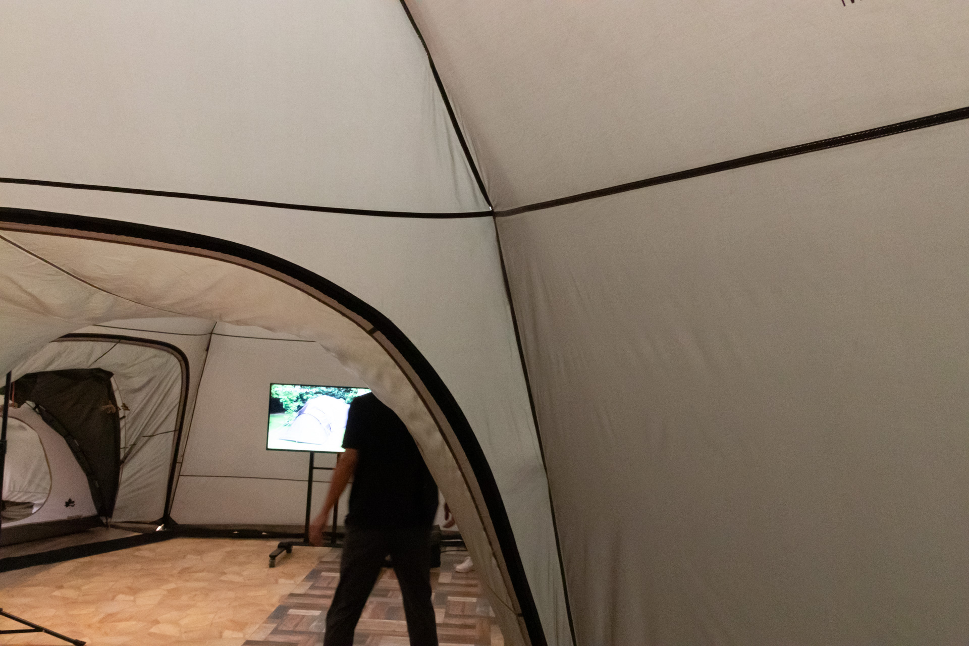 内部スペースはかなり広く、天井が高いので、かがまなくても移動できる