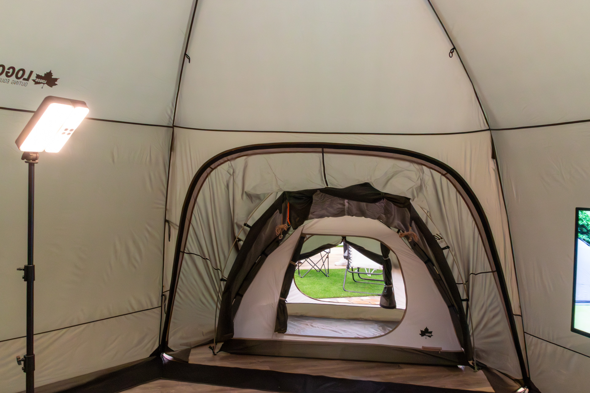 内部スペースはかなり広く、天井が高いので、かがまなくても移動できる