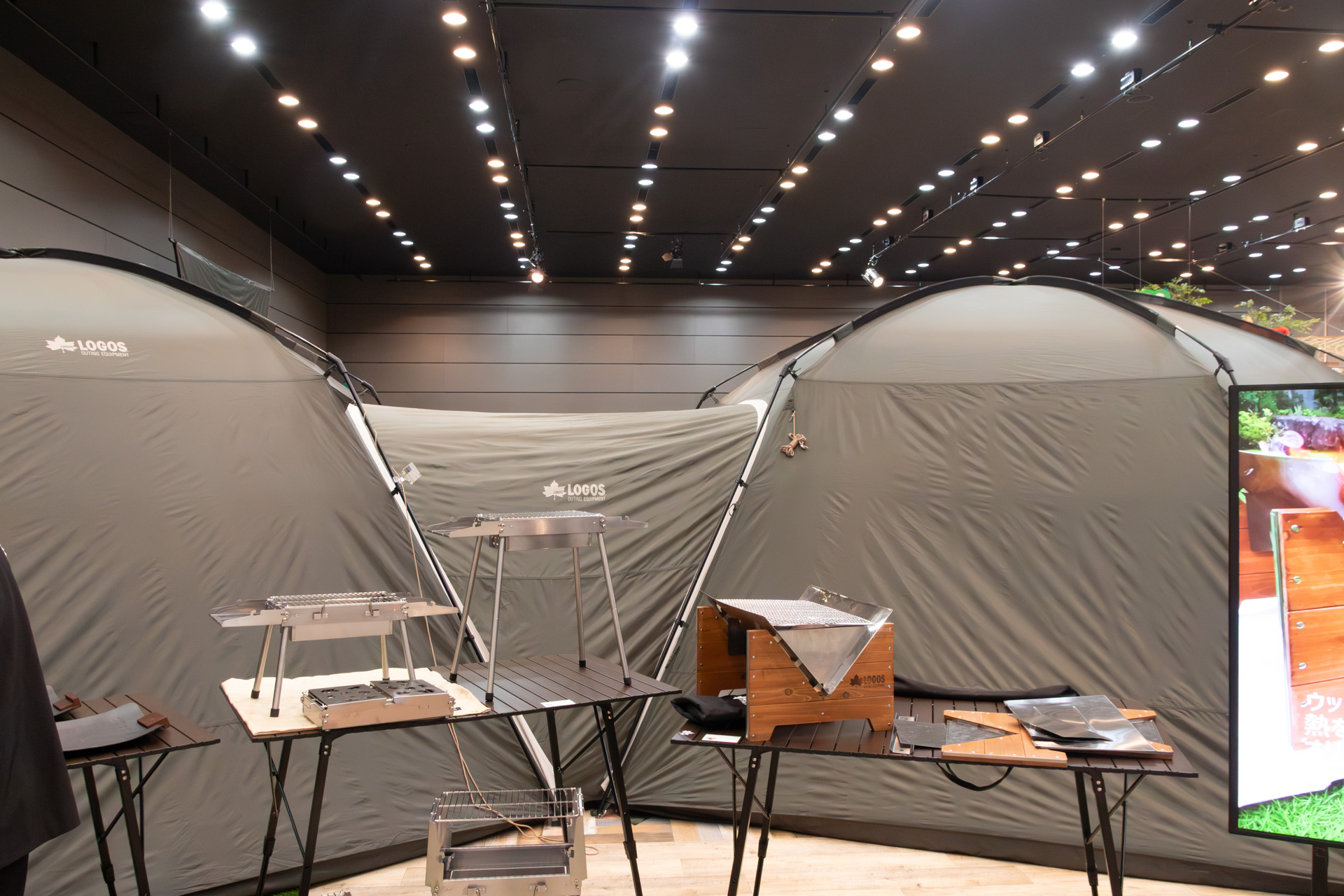 連結用アイテム「neos コネクトベース・トンネルタープ -BF」。本体とはジッパーで固定する