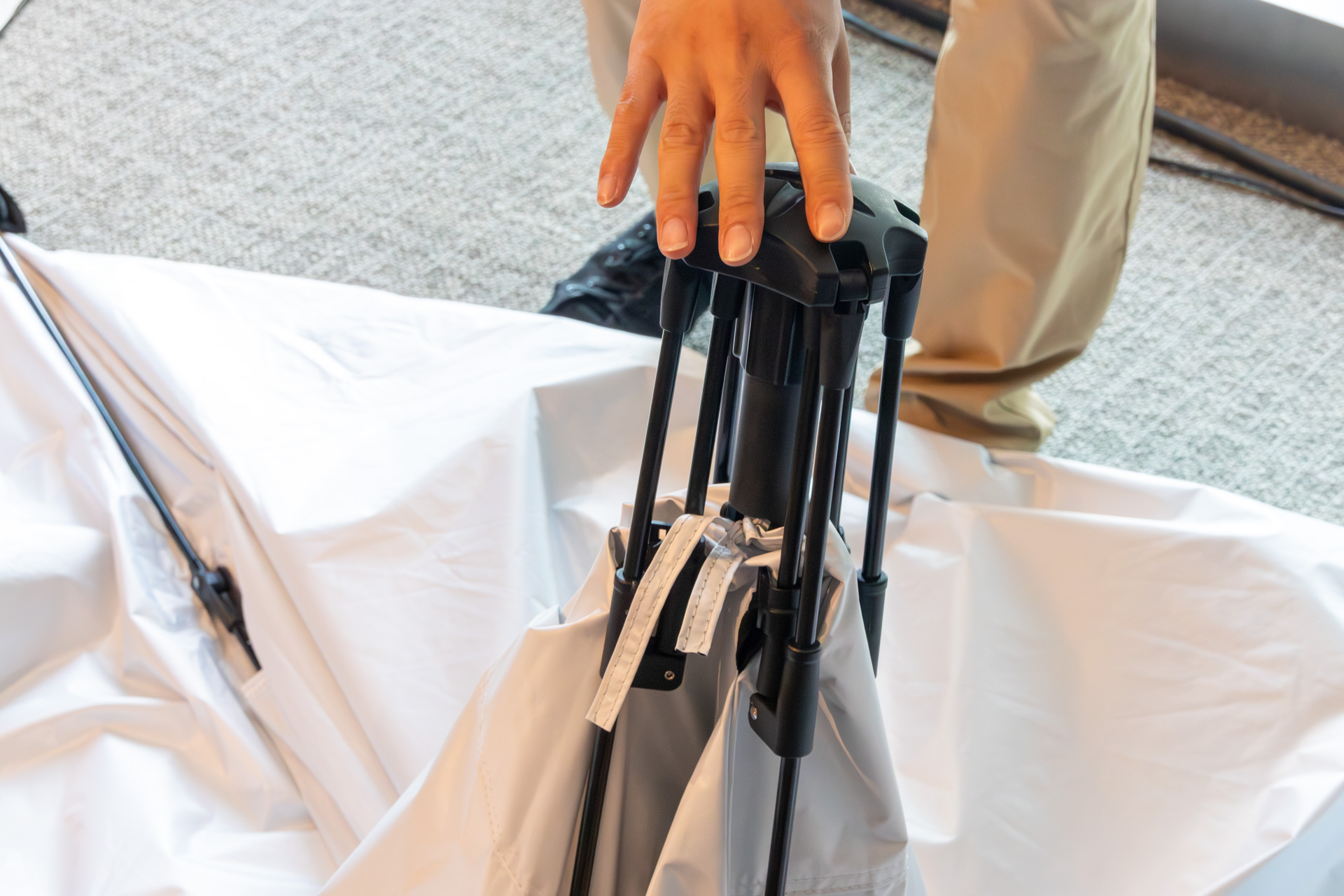 折りたたまれたフレームを伸ばしてロックするだけなので、組み立てや撤収が簡単にできる