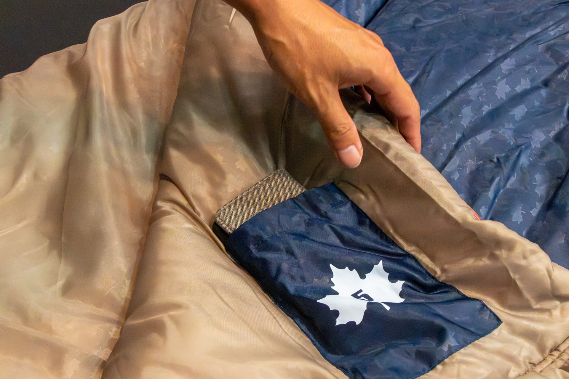 スマホが入る内ポケットがあるので、起きたときに探さずに済む