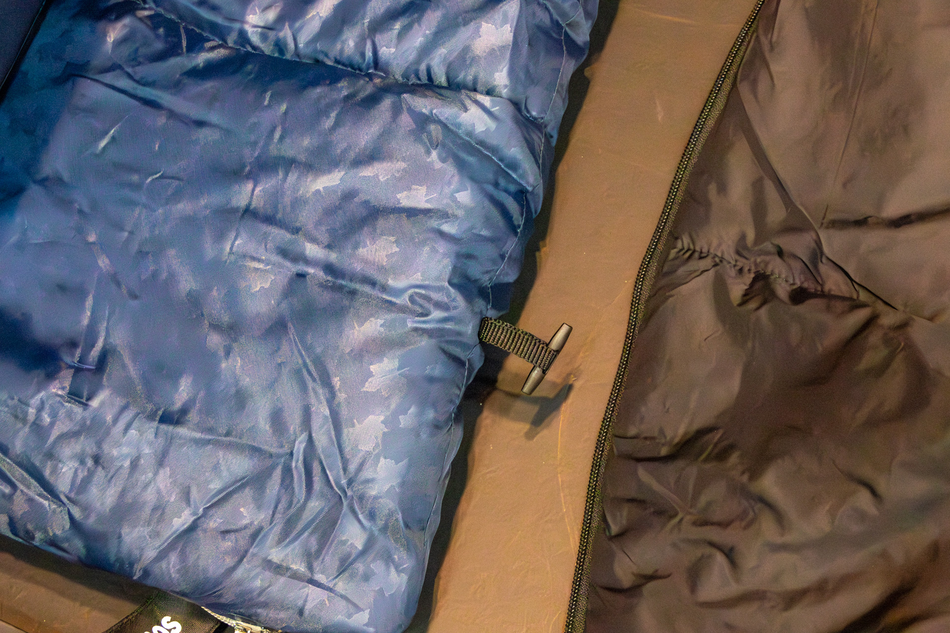 シュラフには連結できるように突起と輪になったパーツが付いている