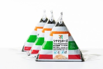 万博限定パッケージのおにぎりは、しゃけとツナマヨネーズが売れ筋