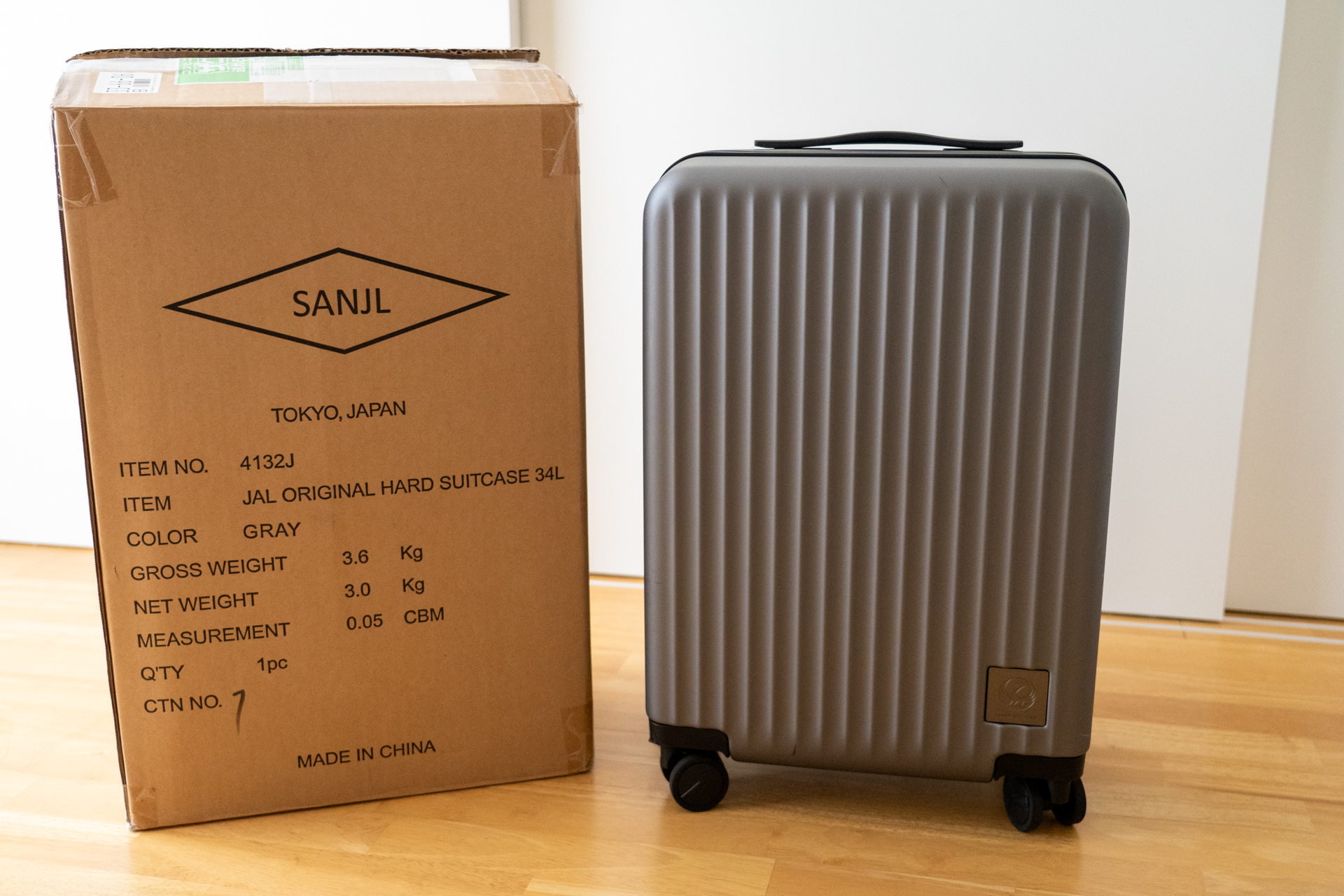 2～3泊程度の旅行や出張に適した機内持込みサイズ（34L）のJALオリジナルのハードキャリーケース。国内出張に使用しました