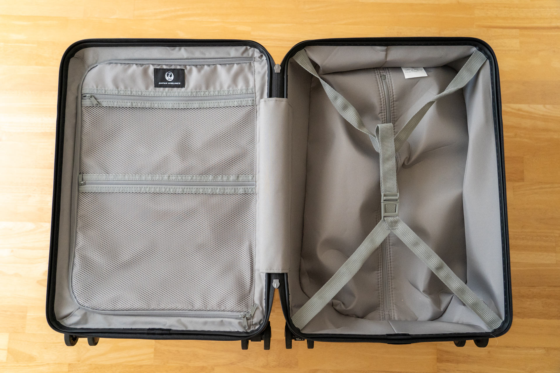 2～3泊程度の旅行や出張に適した機内持込みサイズ（34L）のJALオリジナルのハードキャリーケース。国内出張に使用しました
