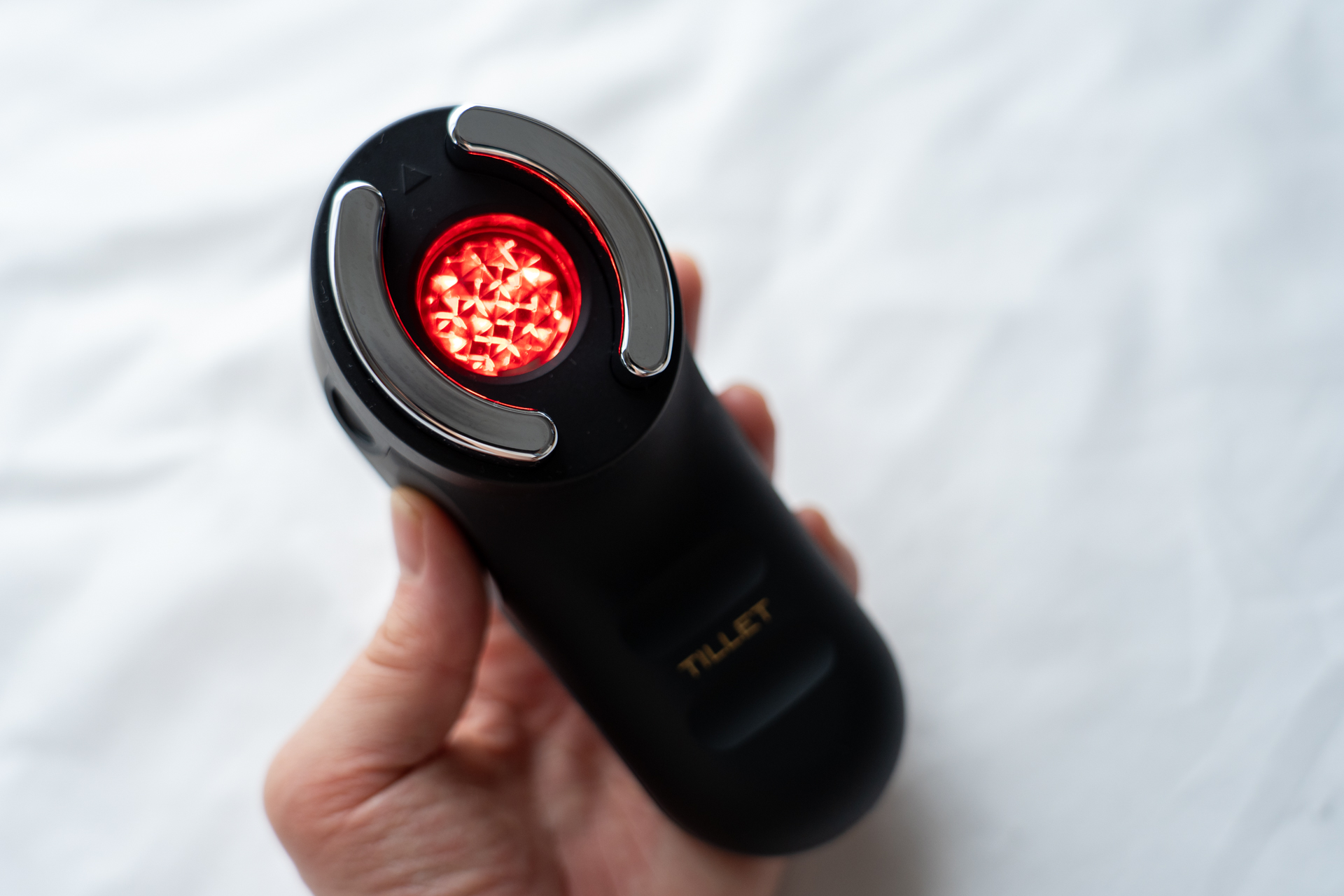 頭皮トリートメントとフェイストリートメントの両方ができるマルチケア美容機器「TILLET W-GEAR」。夏のダメージケアに最適