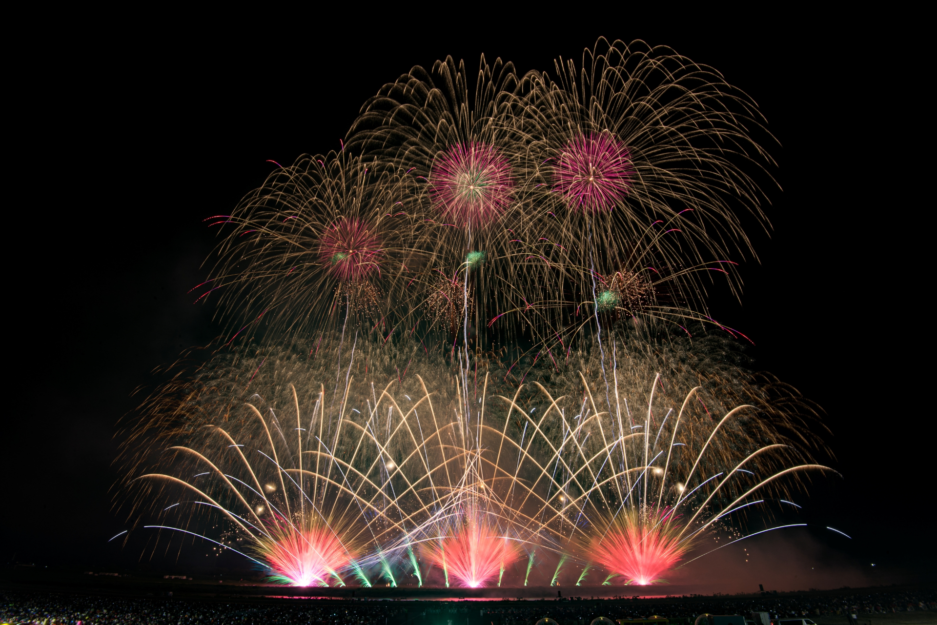 会場は「大曲の花火」公園（秋田県大仙市大曲雄物川河畔）で、開催時間は18時〜19時30分（開場は15時予定）。秋の夜空に約8000発が打ち上がる（写真提供：秋田県大仙市）