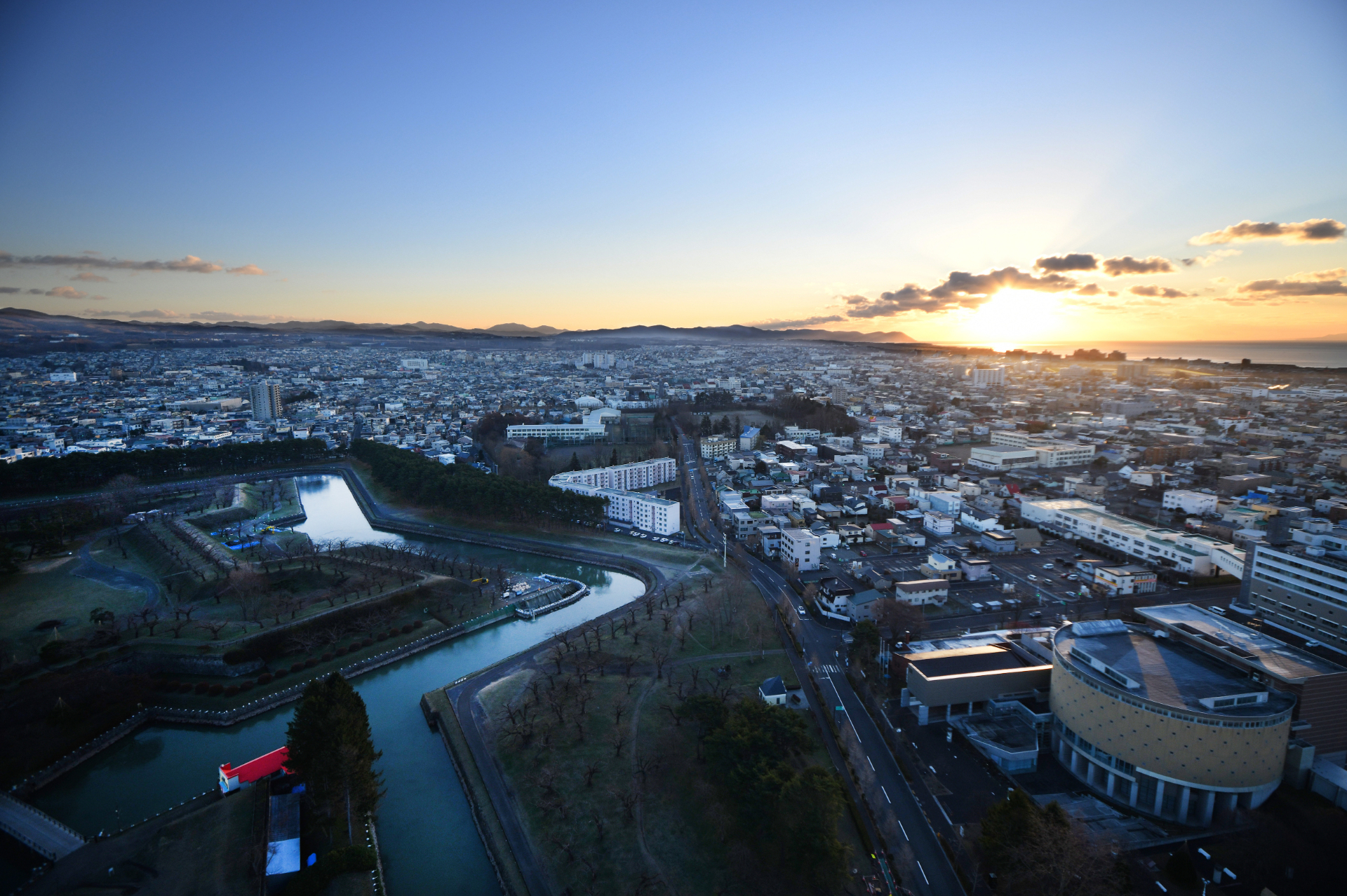 写真は五稜郭タワーから一望する初日の出。昼間の自由行動や温泉宿での北海道グルメ、最終日には函館朝市で毛ガニ1杯付きランチも味わえる