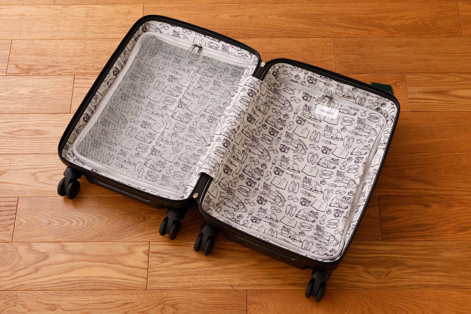 立体的なトラベルモチーフをプリントした内装