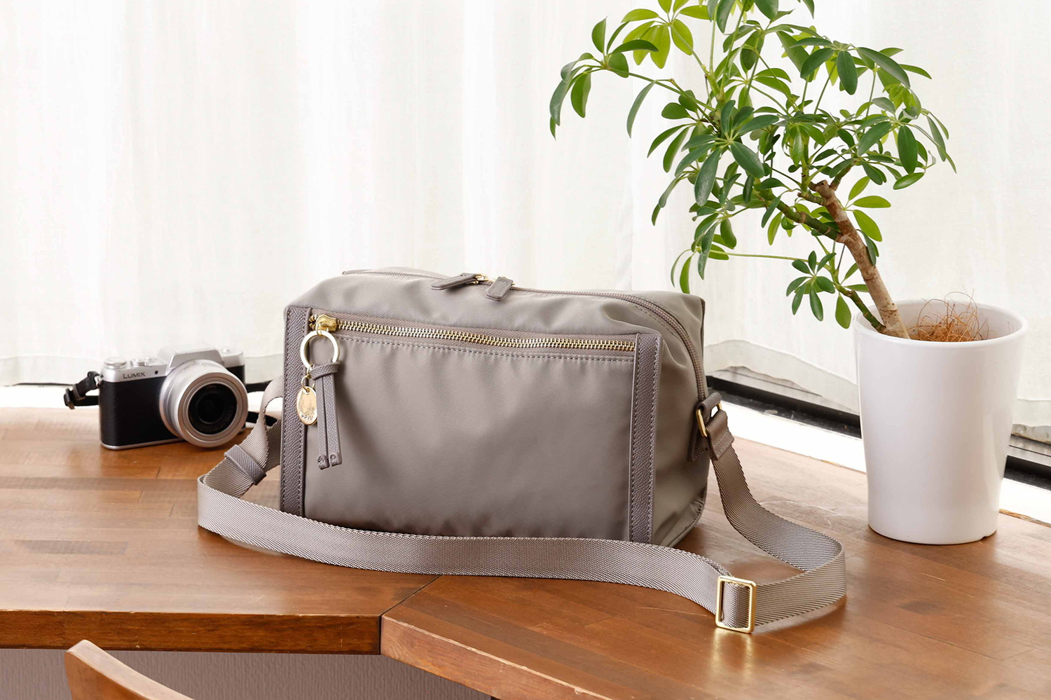 ショルダーバッグ横。無地は内装にアニマルヘッド柄の生地を使用