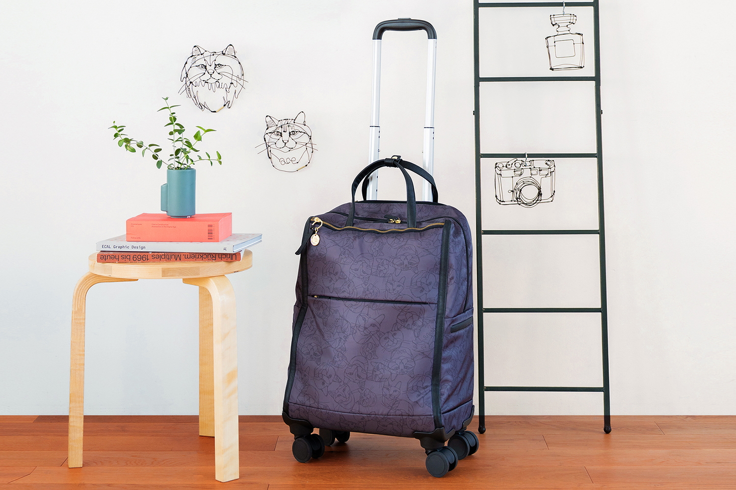 トローリー。静音双輪キャスターや不意な移動を防ぐキャスターストッパーを搭載