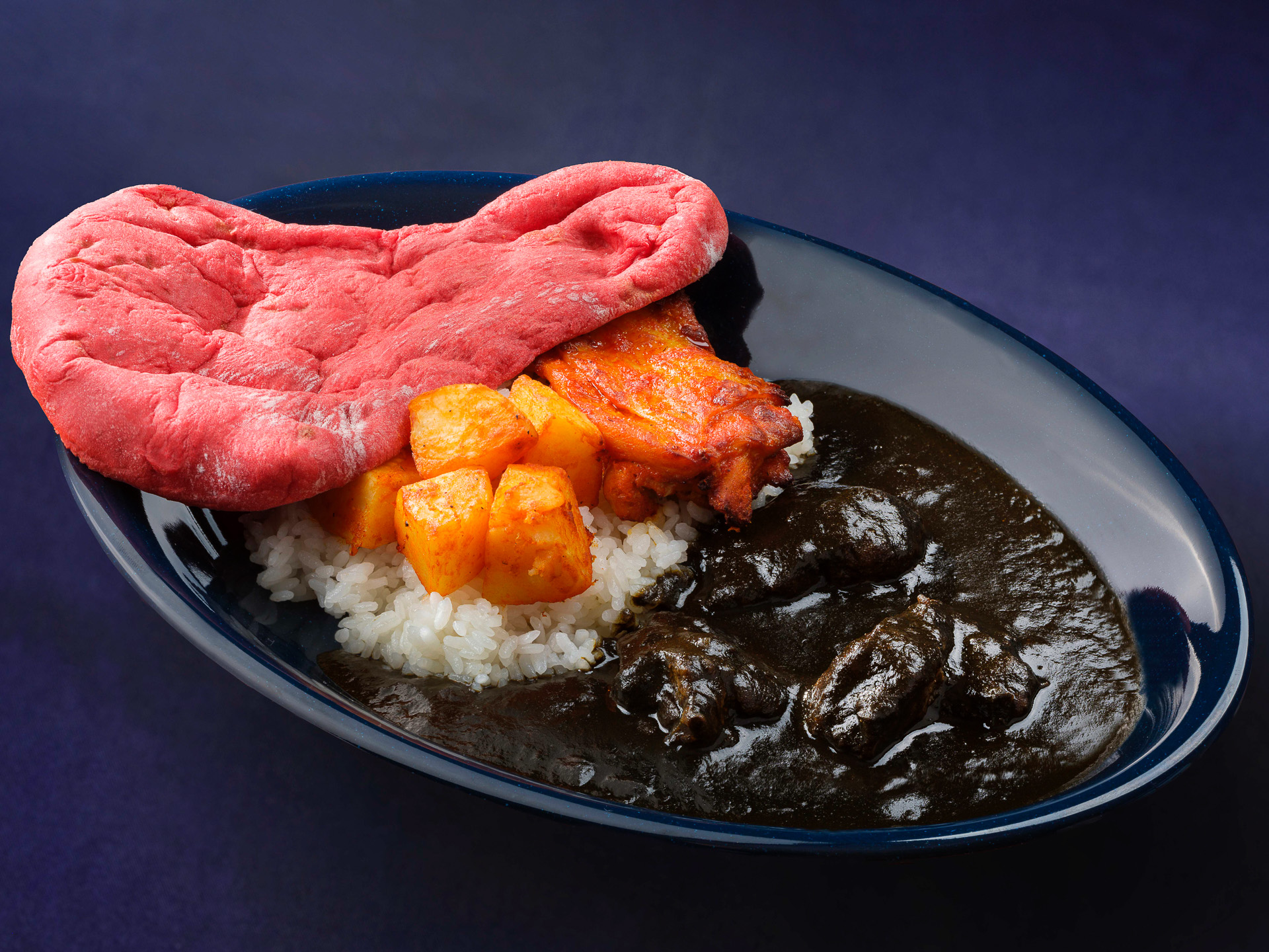 「カスバ・フードコート」の「スペシャルビーフカリー、タンドーリチキン添え（辛口）」（1580円）