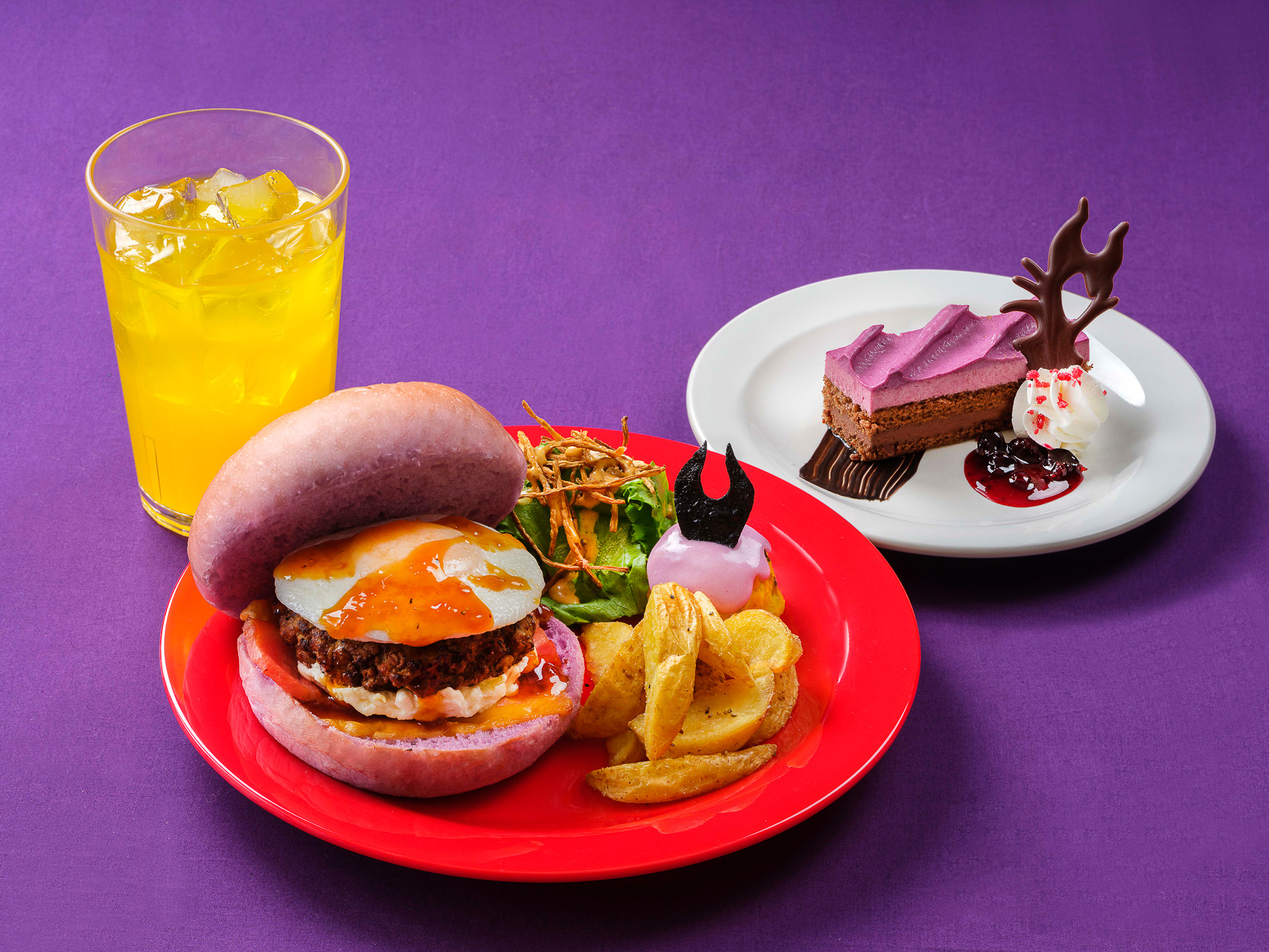 「プラザパビリオン・レストラン」の「スペシャルハンバーグバーガーセット」（2480円）