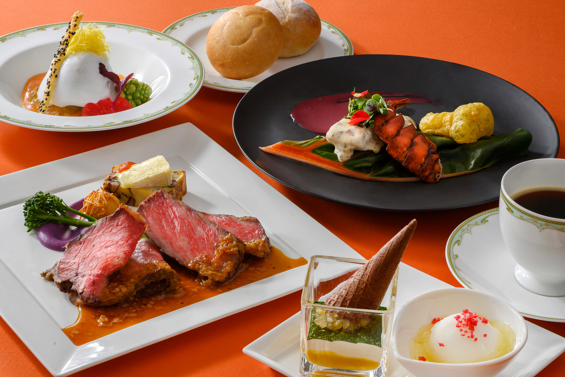 同レストランで提供の「スペシャルディナーコース」（8200円～1万2800円）