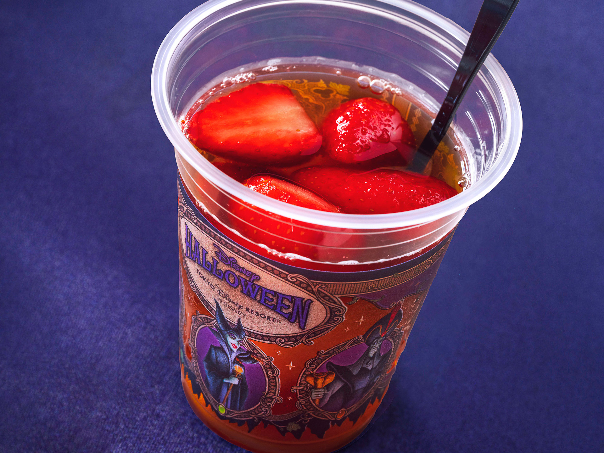 「テディ・ルーズヴェルト・ラウンジテラス席」の「洋梨とストロベリーのティードリンク（ほうじ茶、アップル）」（750円）