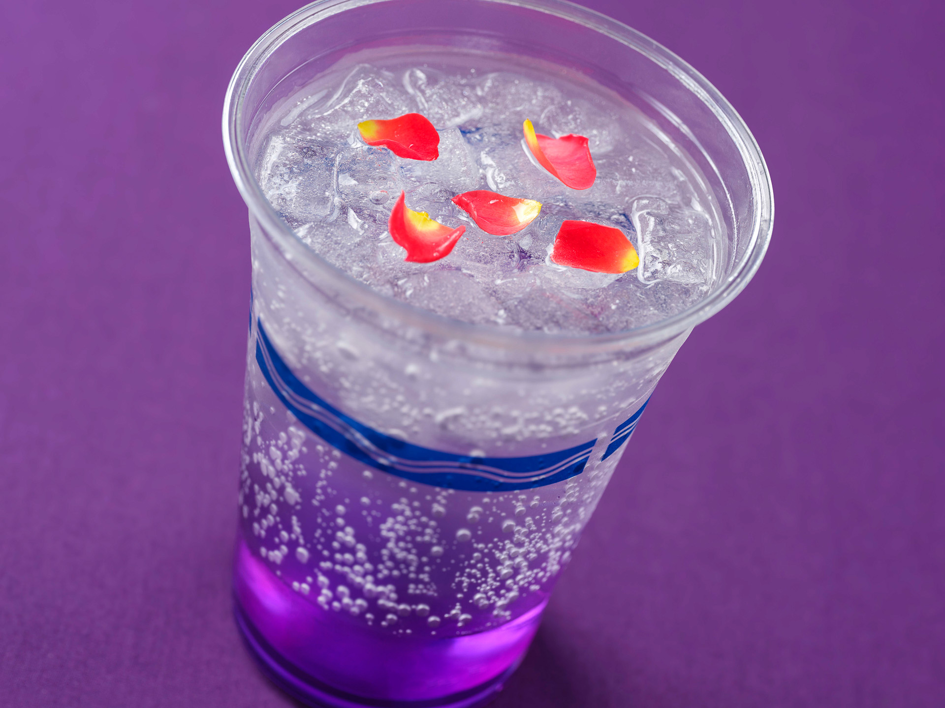 「プラザパビリオン・レストラン」の「スパークリングカクテル（バイオレットリキュール＆ローズ）」（830円）