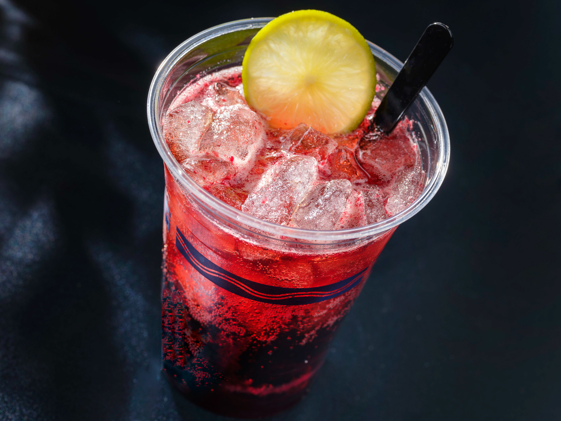 「トルバドールタバン」の「スパークリングカクテル（ウイスキー、コカ・コーラ、カシス）」（830円）