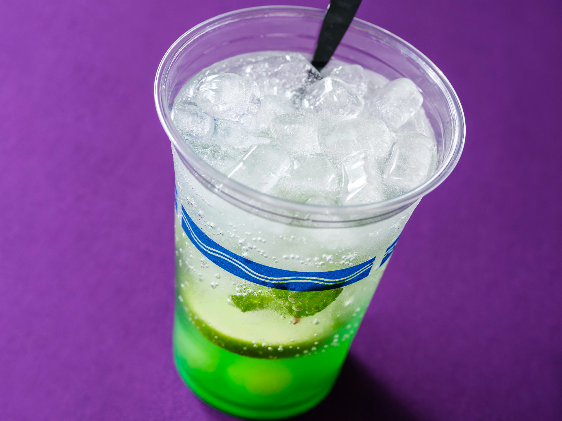 「ラ・タベルヌ・ド・ガストン」の「スパークリングカクテル（マスカットリキュール＆グレープ）」（830円）