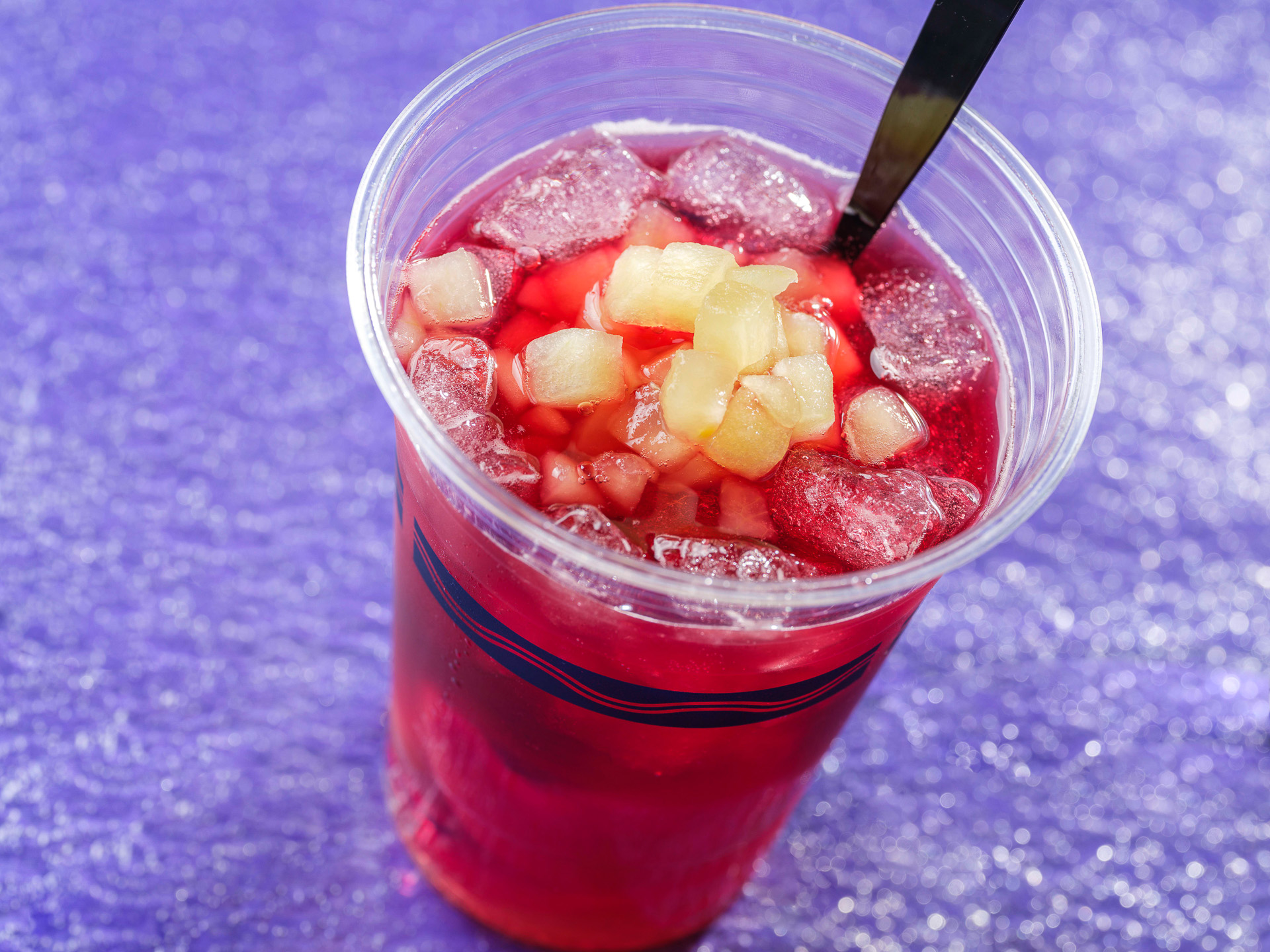 「ドックサイドダイナー」の「スパークリングカクテル（赤ワイン、アマレット、ピーチ、アップル）」（830円）