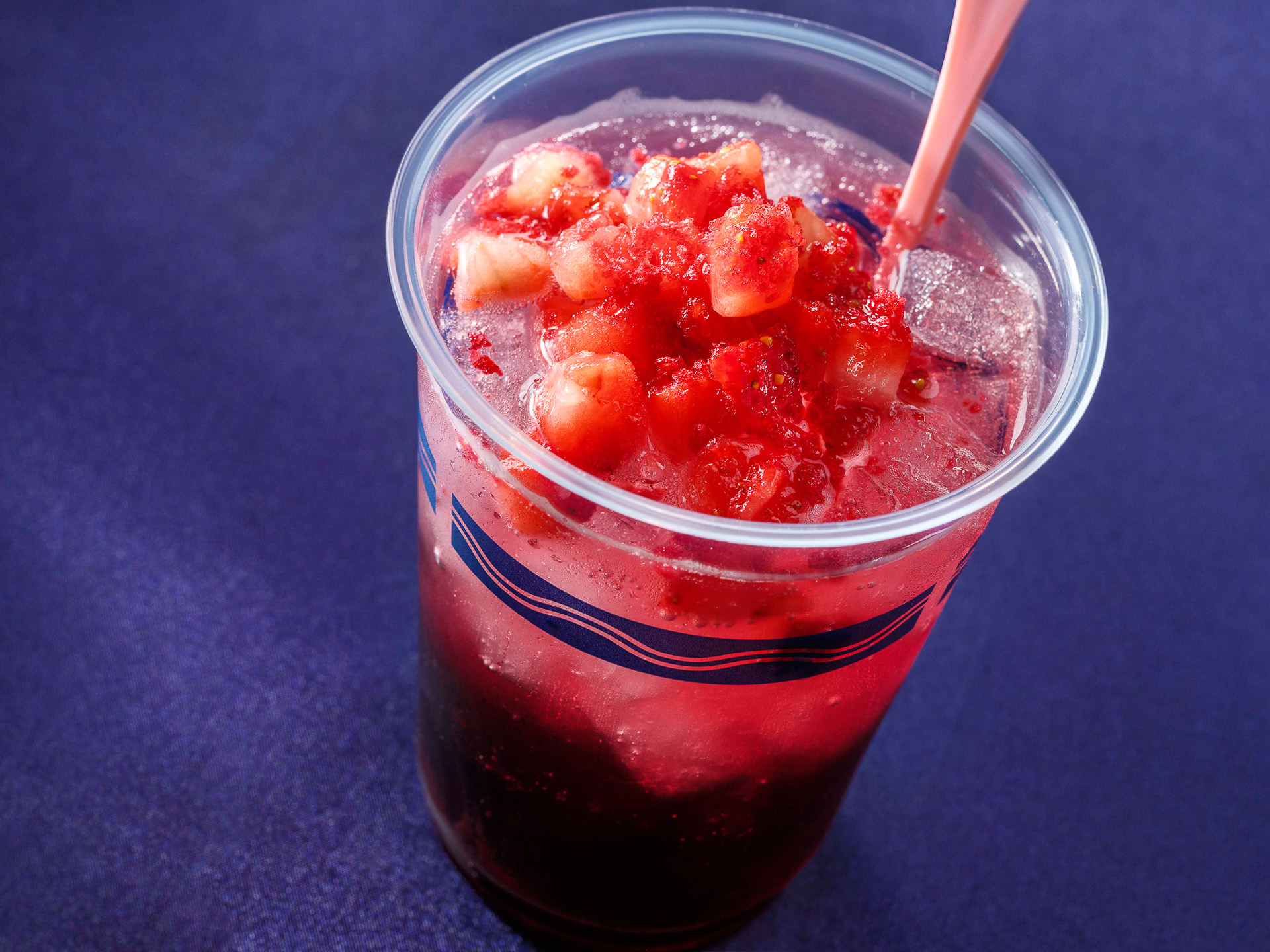 「ニューヨーク・デリ」の「スパークリングカクテル（ワイン、ストロベリー、チェリーシロップ）」（830円）