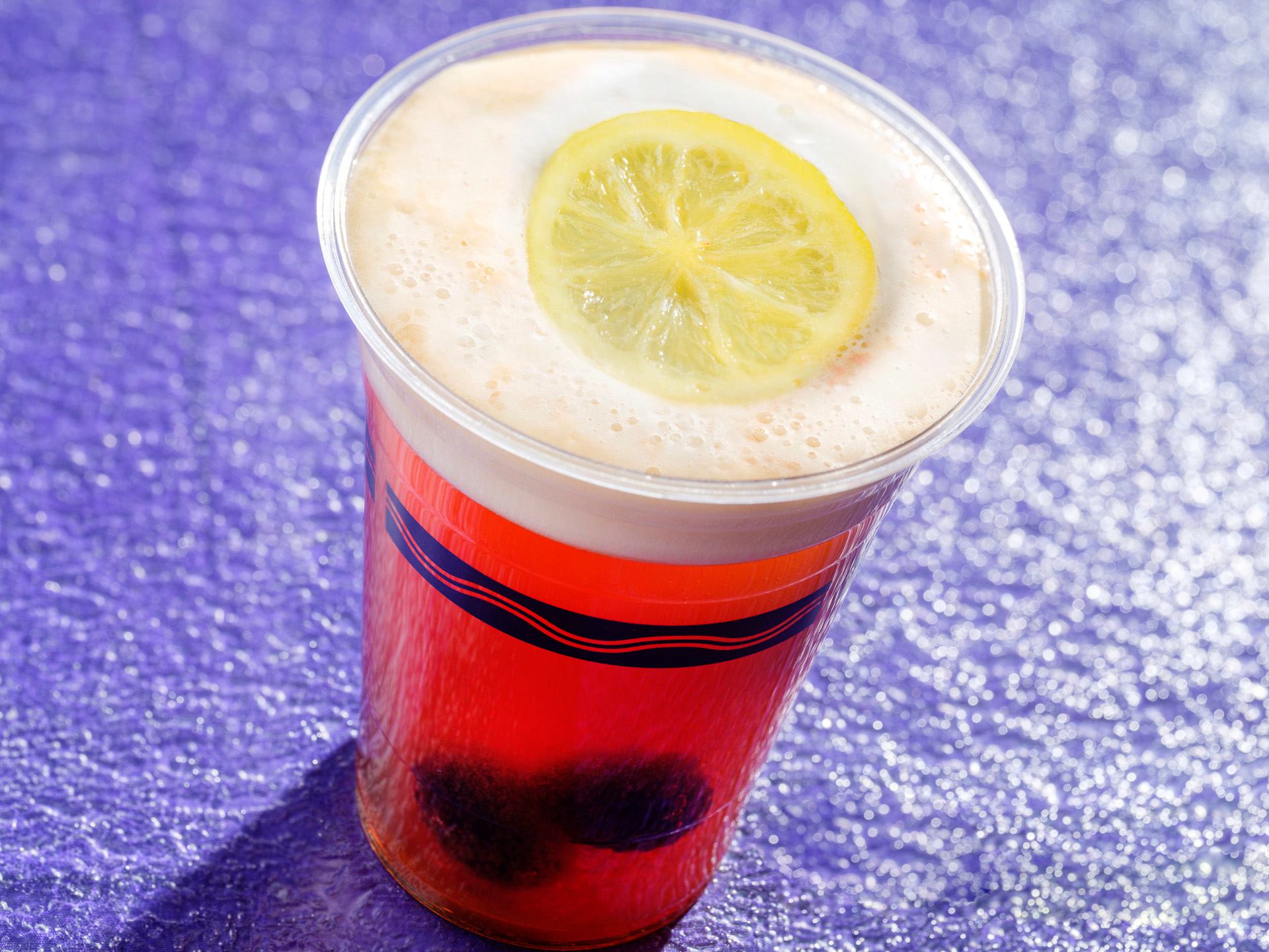 「バーナクル・ビルズ」の「ビアカクテル（ブラックティー＆ブラックベリー）」（830円）