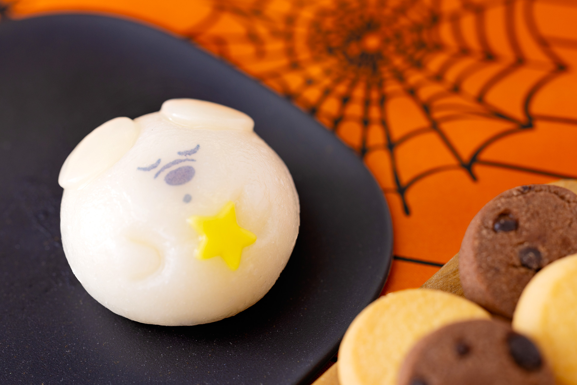 ミルク味とキャラメル味の「リトルゴーストまん」がオンライン限定で販売される