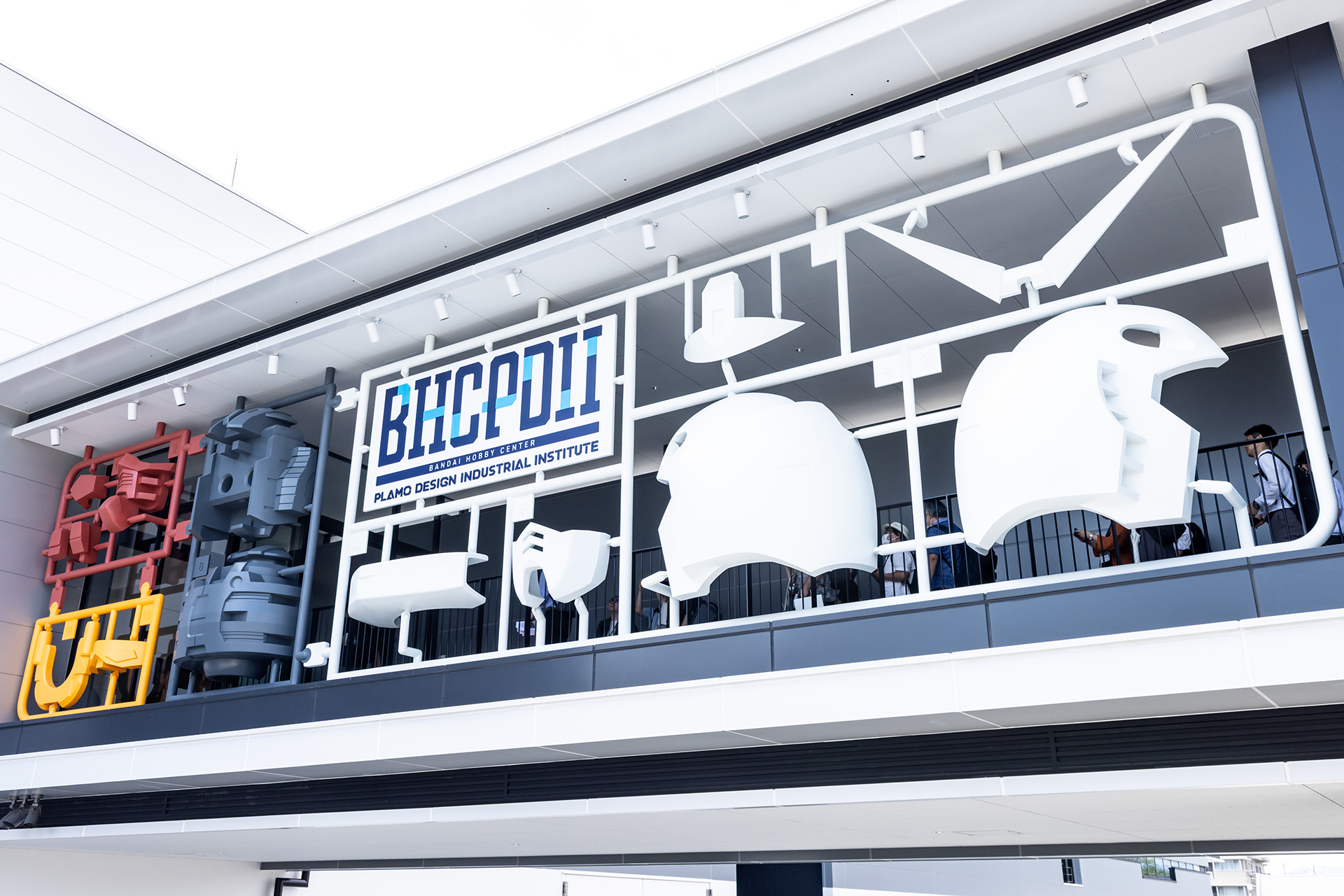 入口前には実物大ガンダムサイズのモニュメント。大きさは約14.2×3.6m