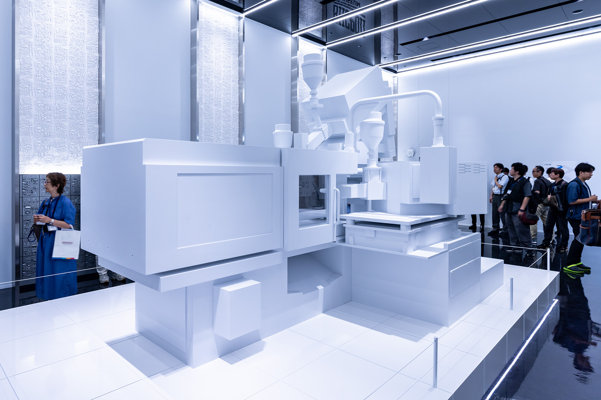 エントランス内には実物大の多色成型機の模型