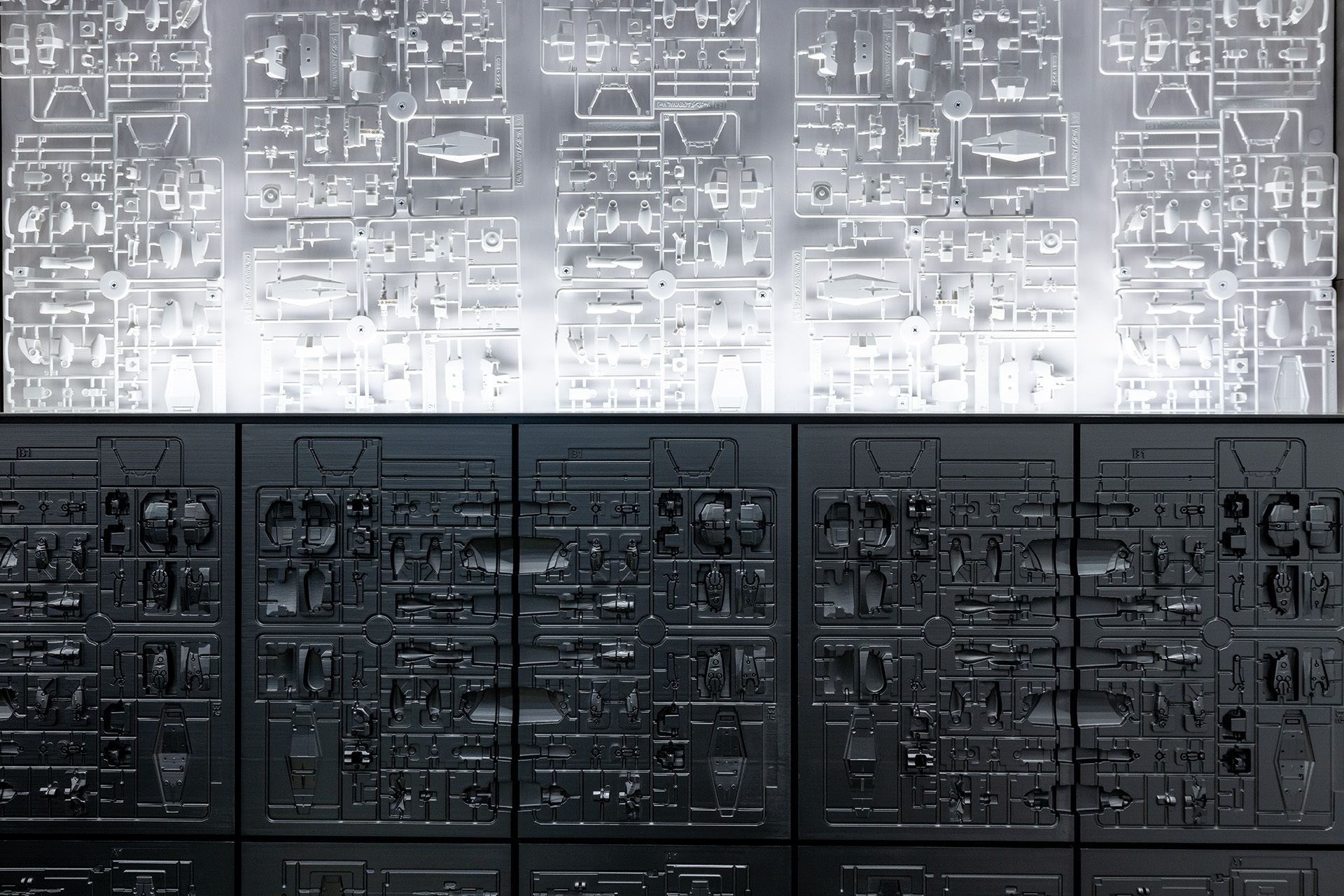 よく見ると壁の一部が……