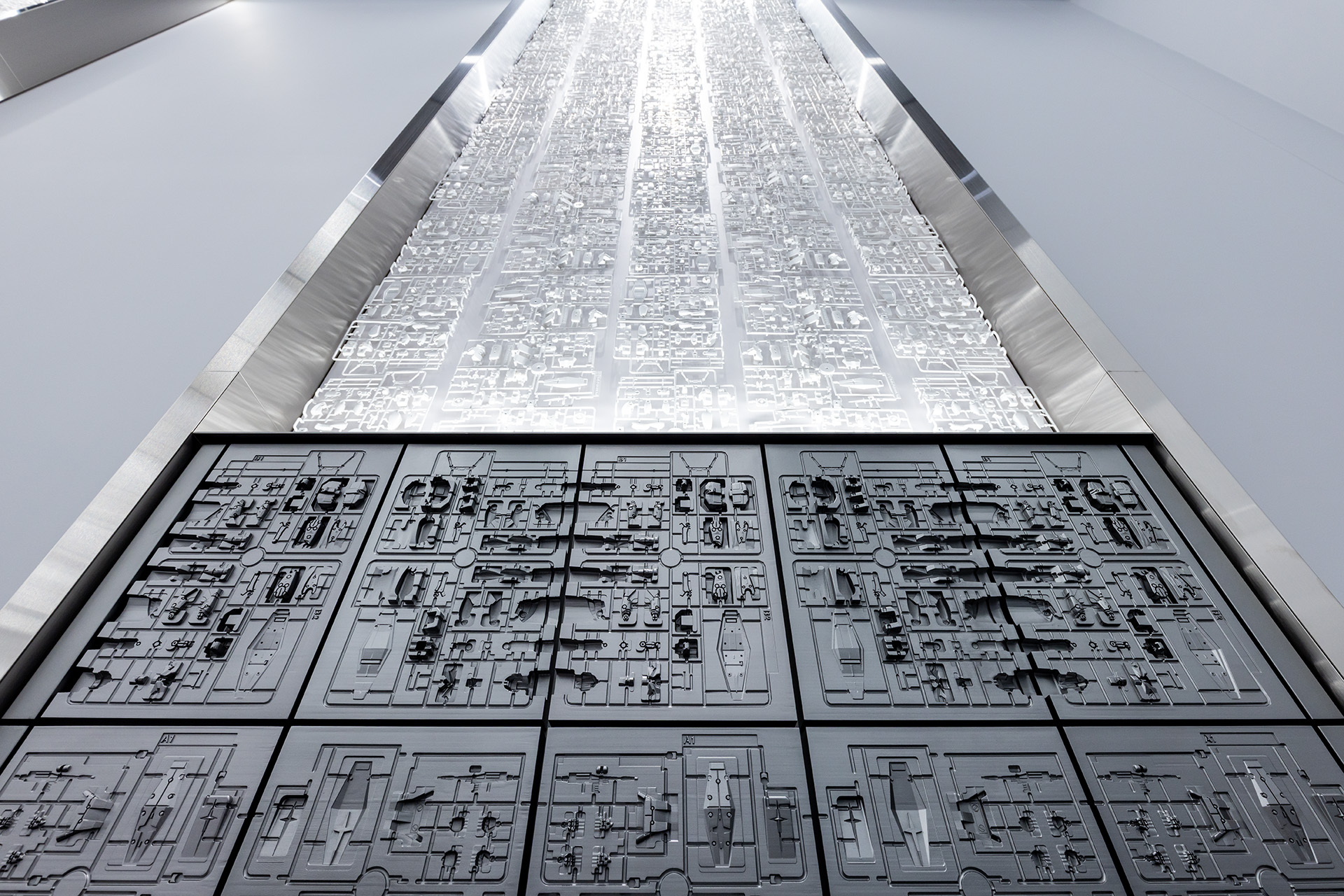 天井まで続いている