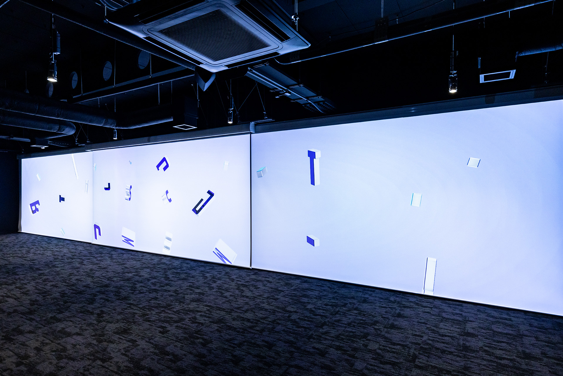 約15×2.6mの大型スクリーン。取材時は見ることができなかったがプラモデル製造のおもしろさを紹介する映像が流れるという