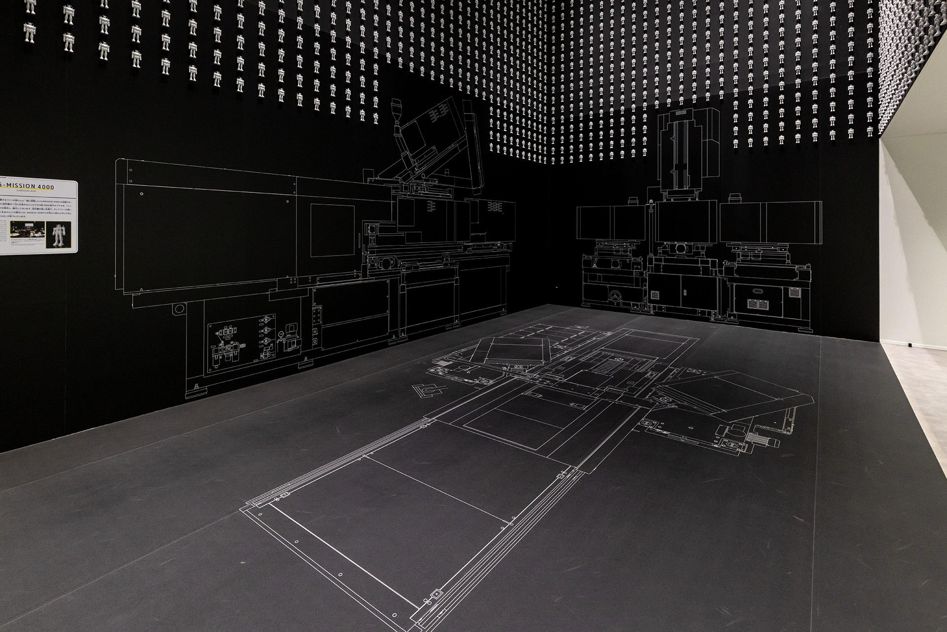 スタディエリアの一角に多色成型機のイラスト。壁にあるのはただの模様かと思いきや……