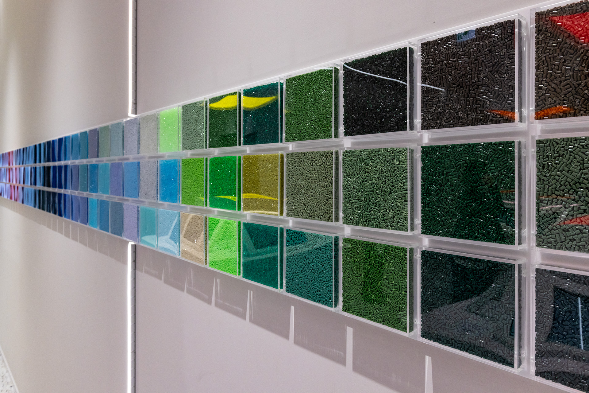 壁にタイルが張られているのかと思ったらさまざまなペレットだった