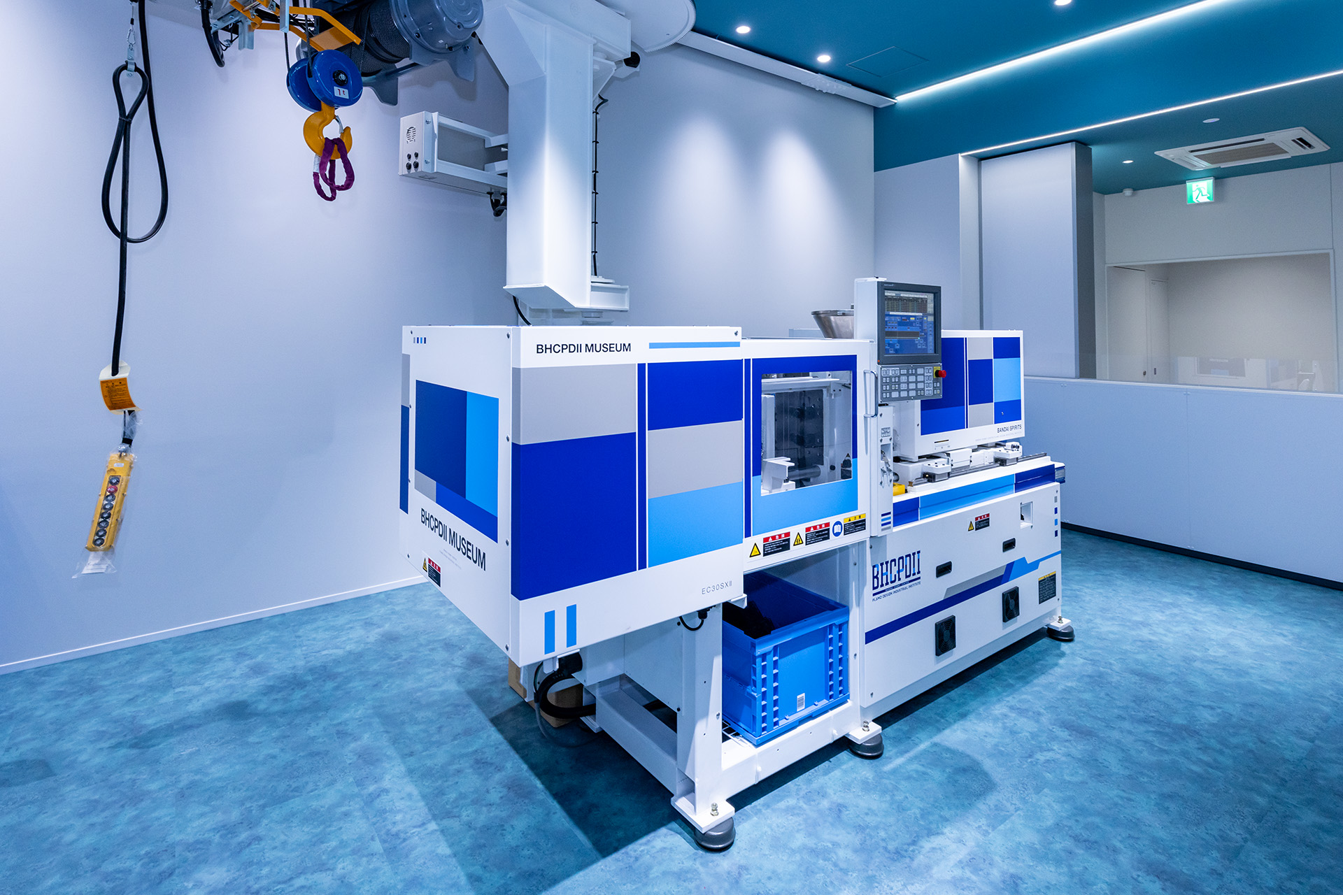 射出成型機は実際に稼働しておりプラスチック成型を実演