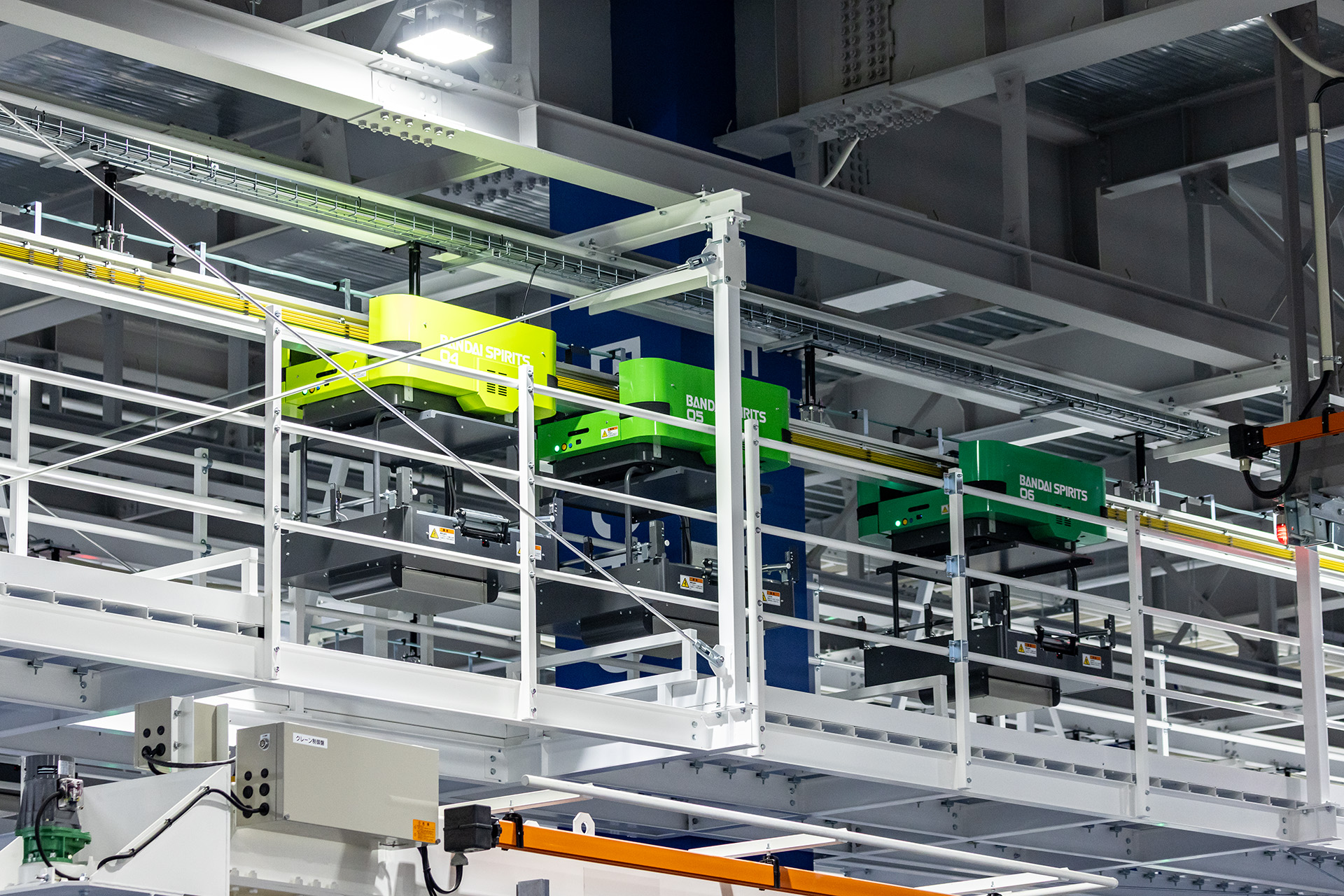 カラフルな天井搬送台車が行き来していた