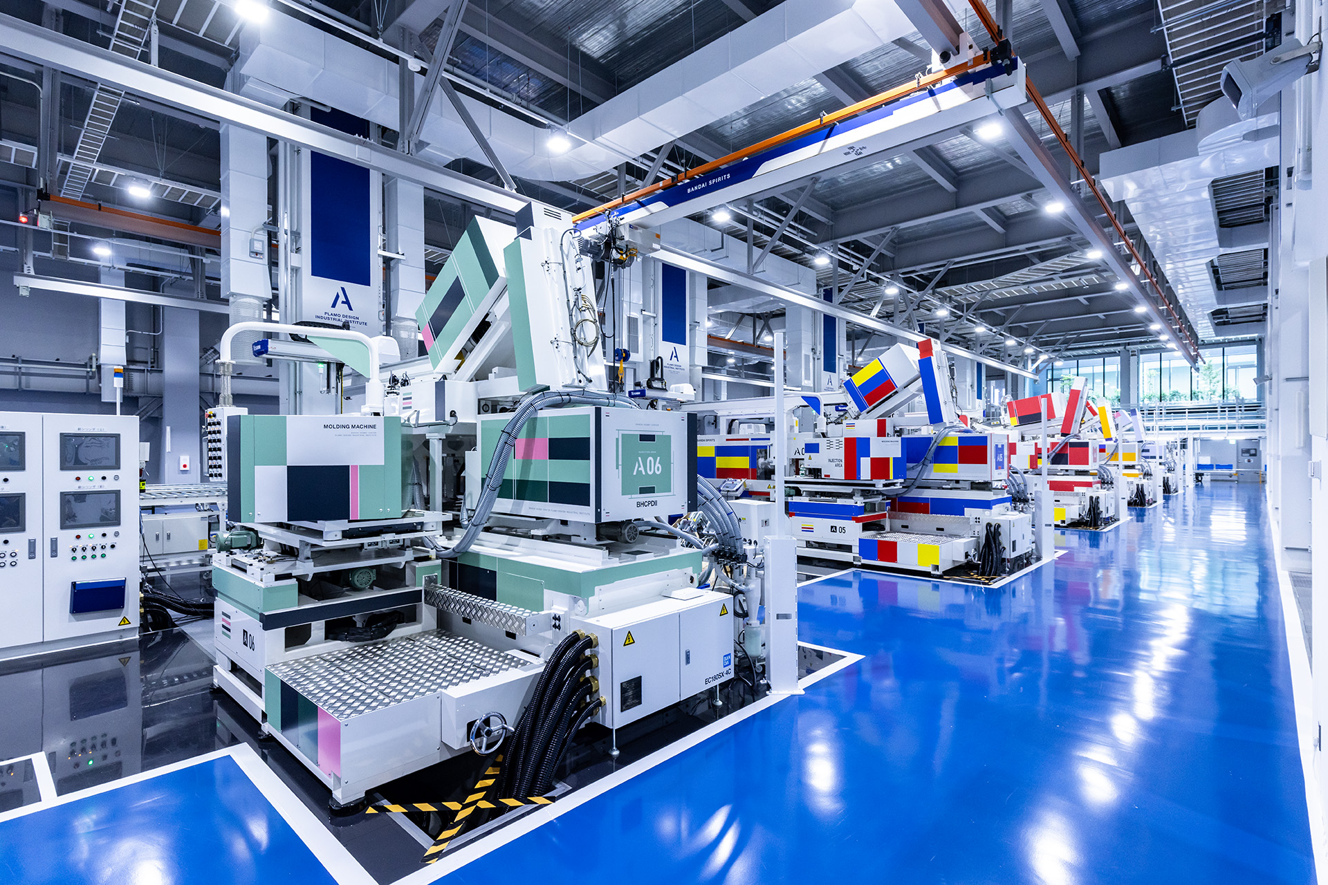 4色射出成型機が並ぶ