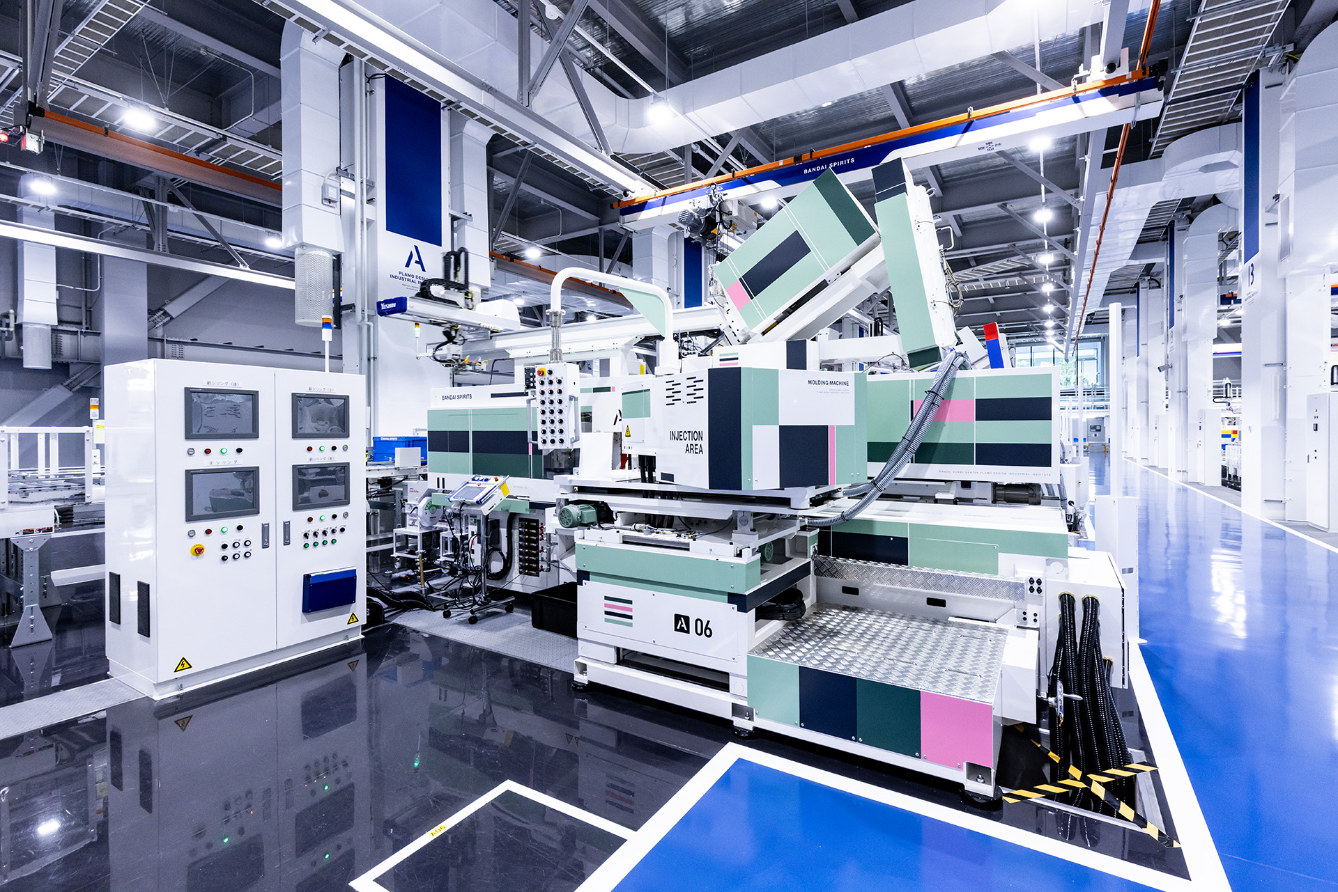 4色射出成型機は1枚およそ20秒で出力。1日で4000枚を超える製品を製造できる