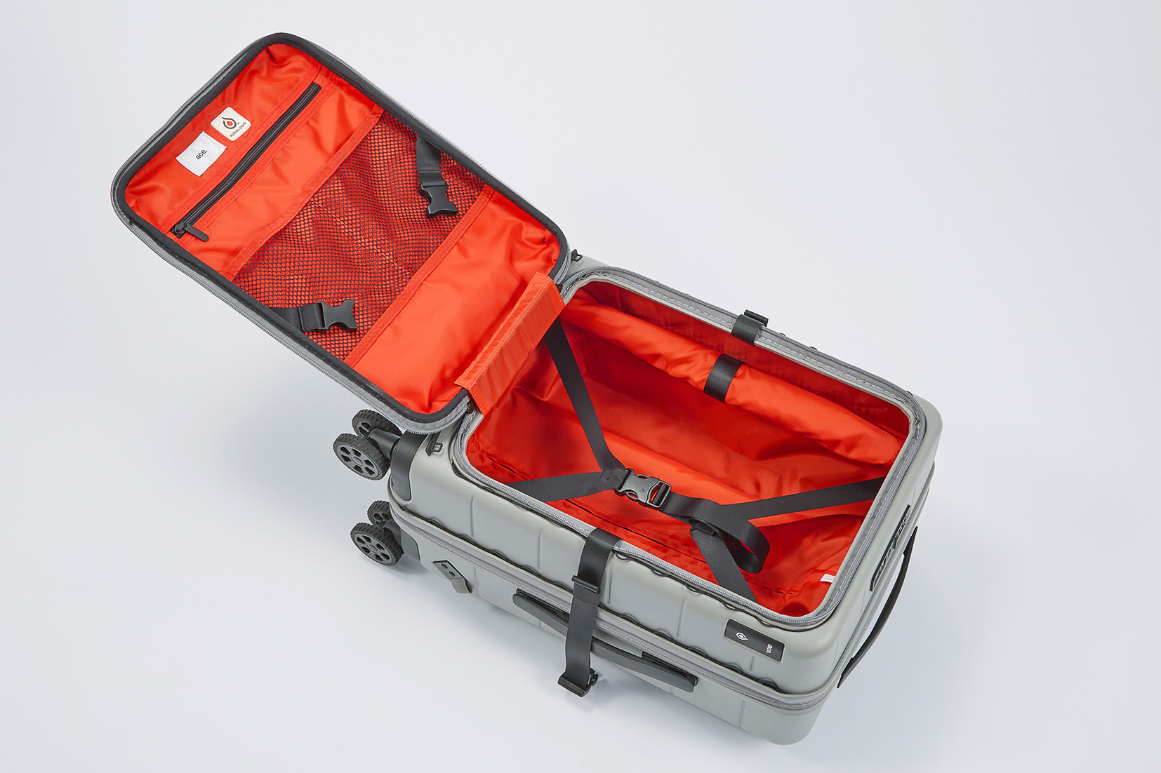 大きく開くフロントオープン機構を備える。内装はエマージェンシーオレンジ