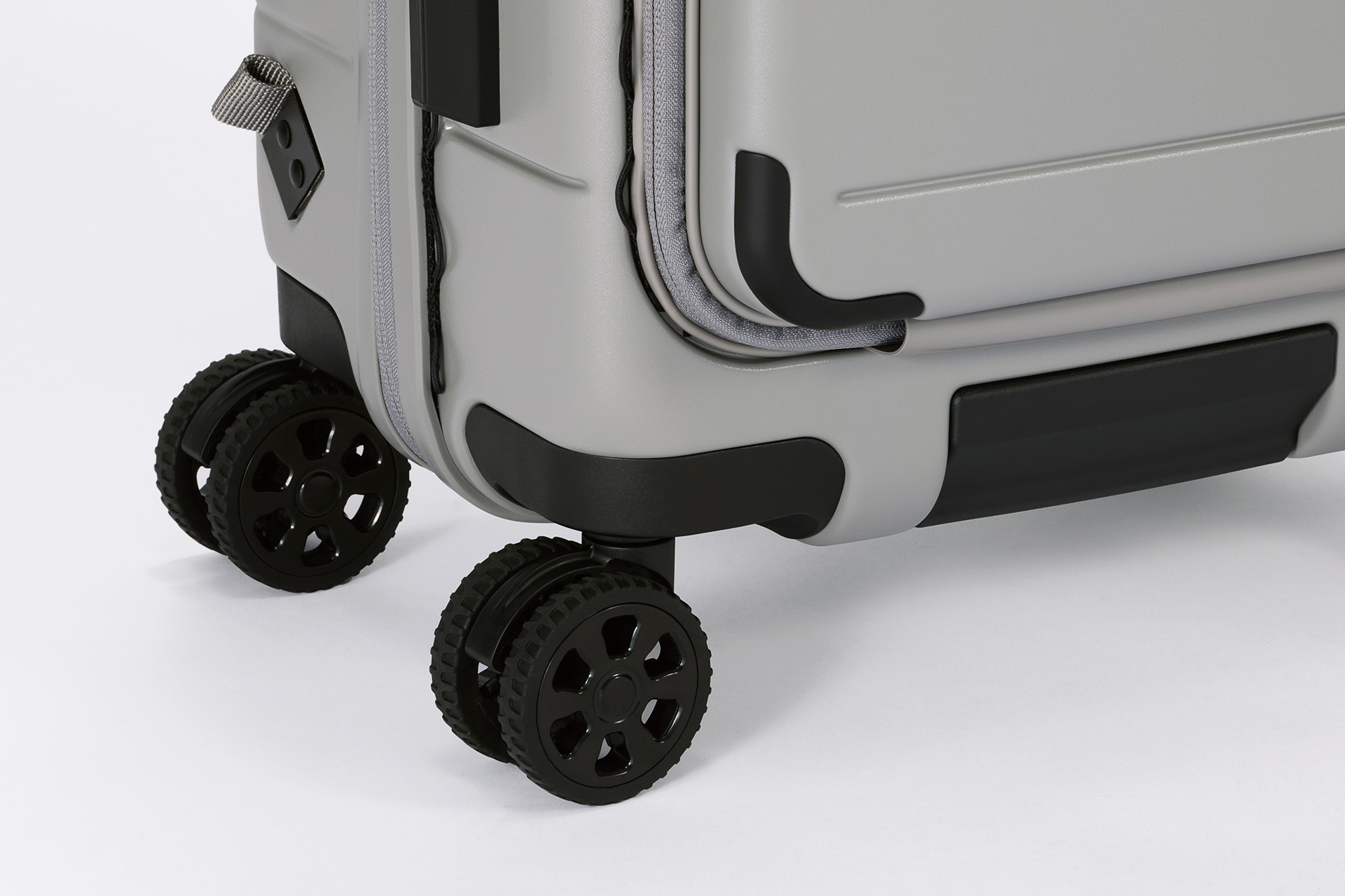 60mm径の大型双輪キャスターを採用する