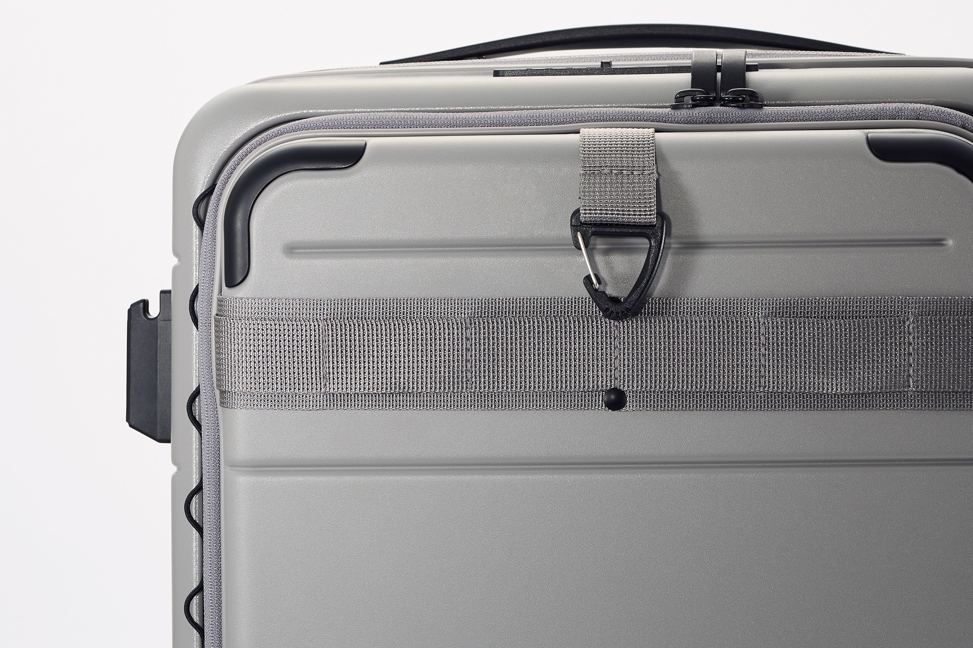 ヘルメットや吊り下げポーチを取り付けられるフック