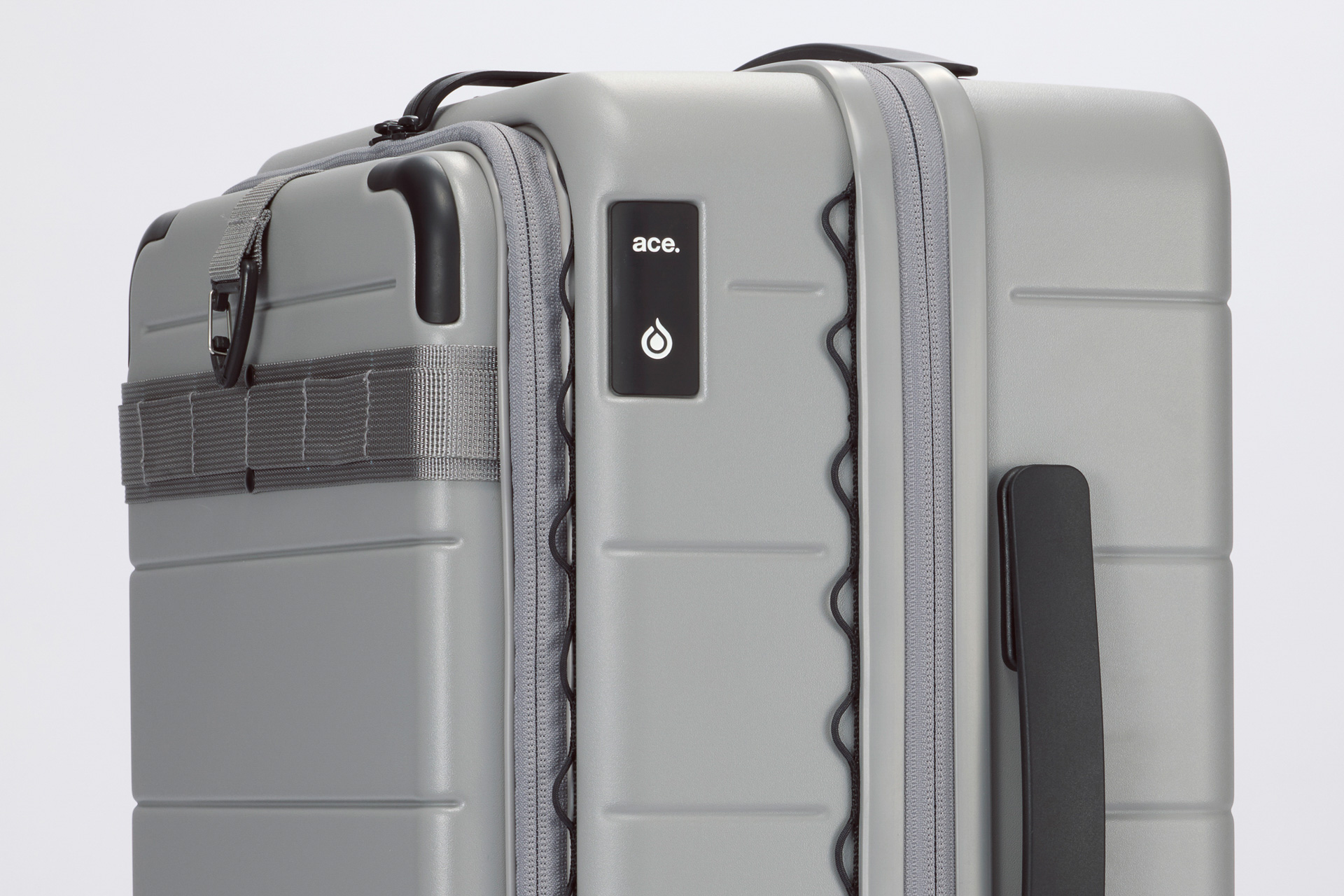 ウェビング（帯）などでさまざまなものを括りつけられる