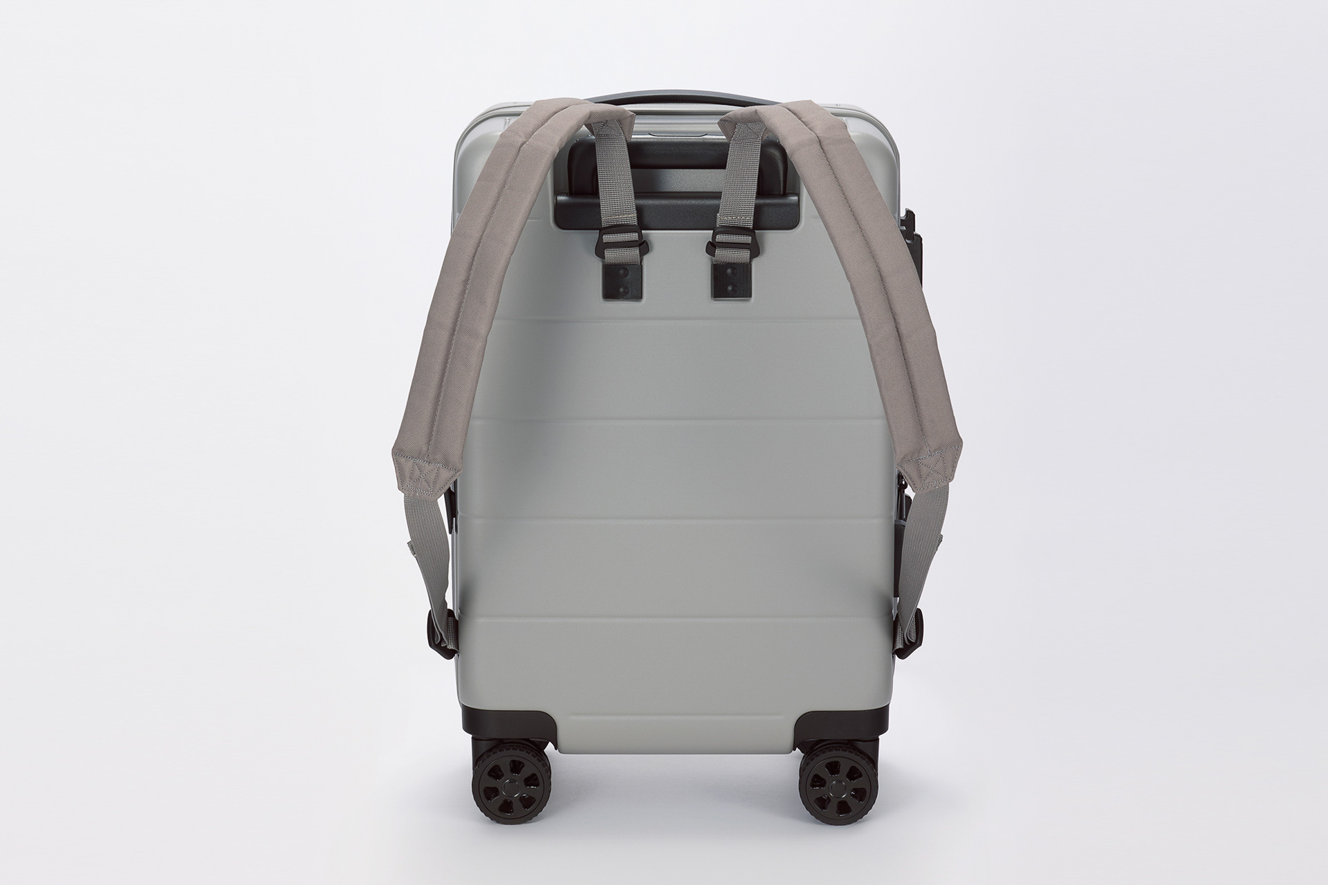 着脱式ハーネスで背負うことも可能