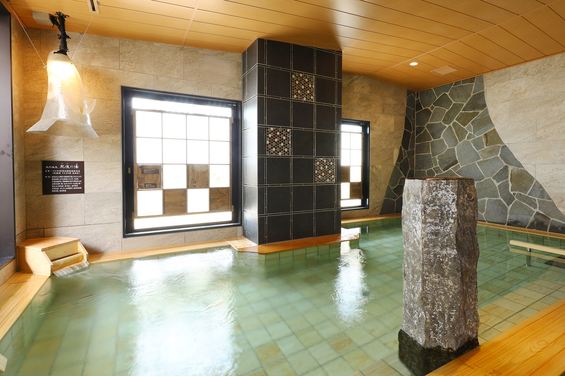 最上階には天然温泉の大浴場を備える