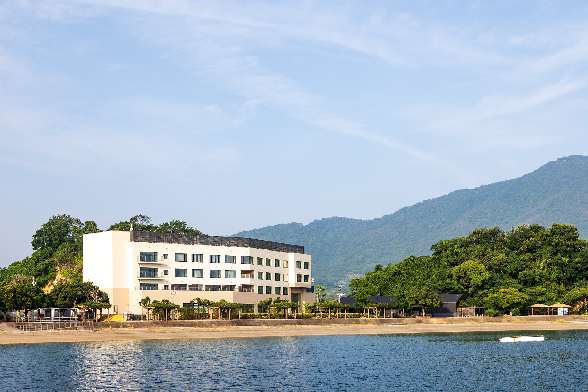 客室はすべてオーシャンビュー。右側に見える黒い平屋が温泉棟