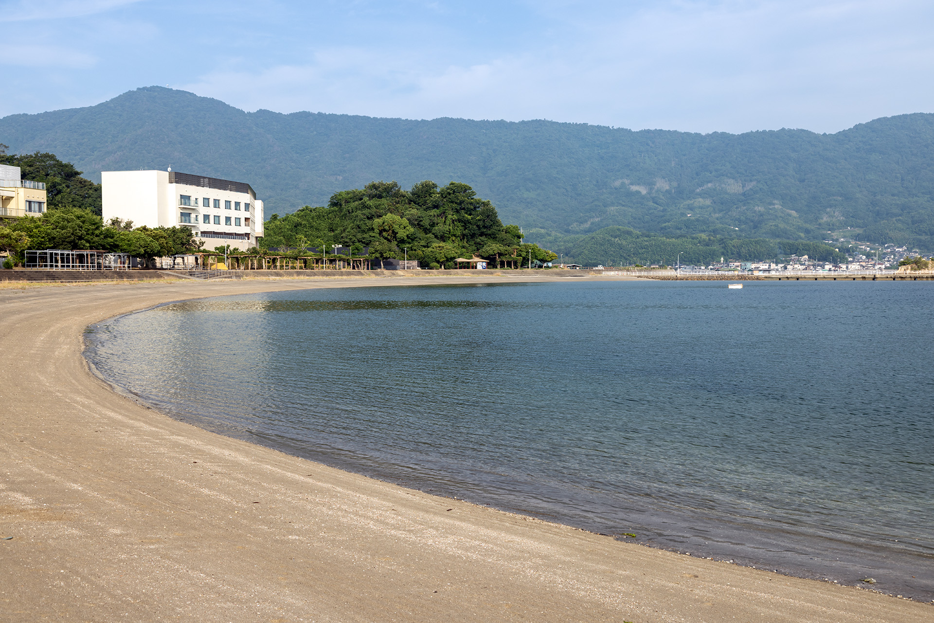 目の前の砂浜は長瀬海水浴場
