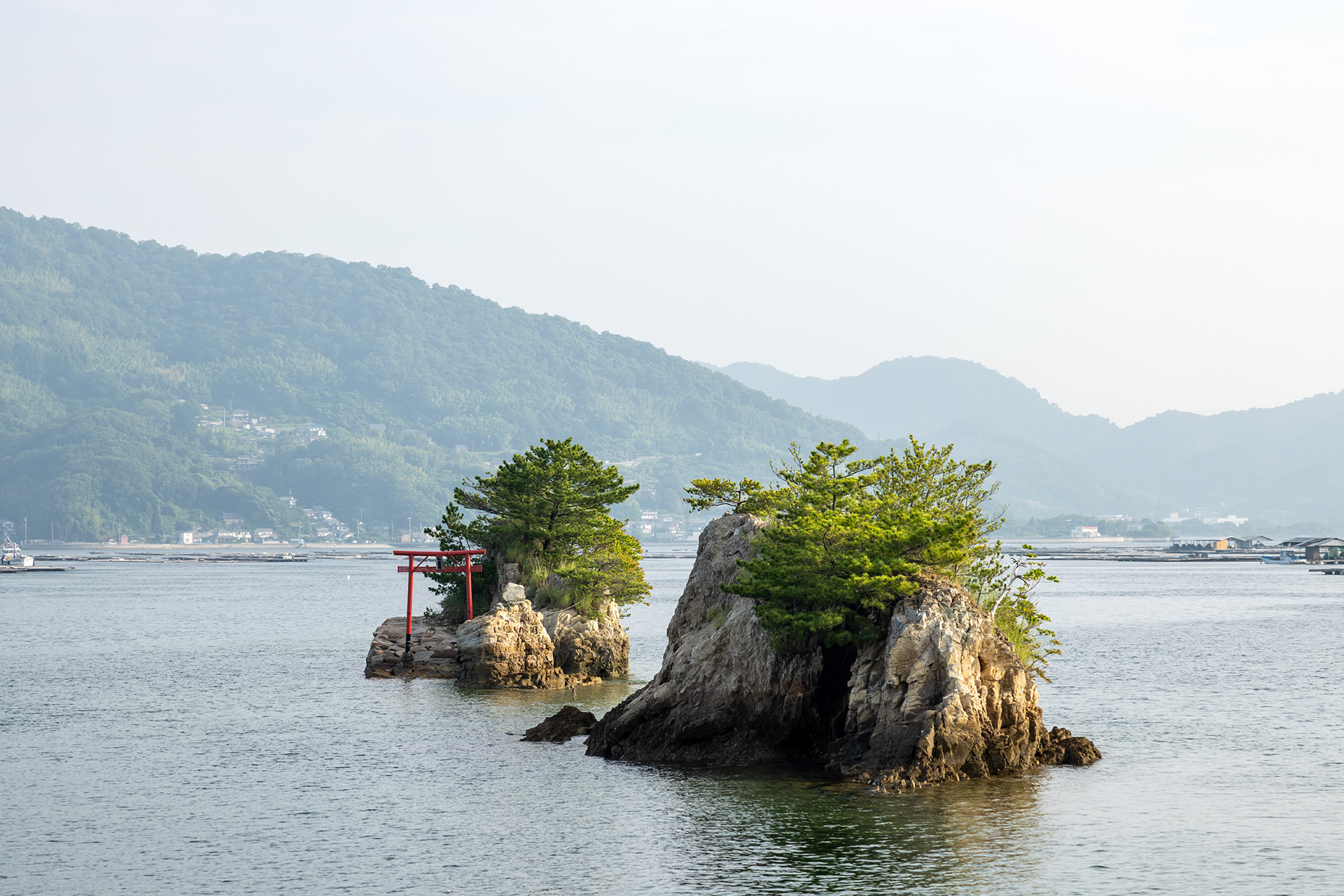 すぐ横にある島は干潮時には歩いて渡ることができネイビーロードと呼ばれている