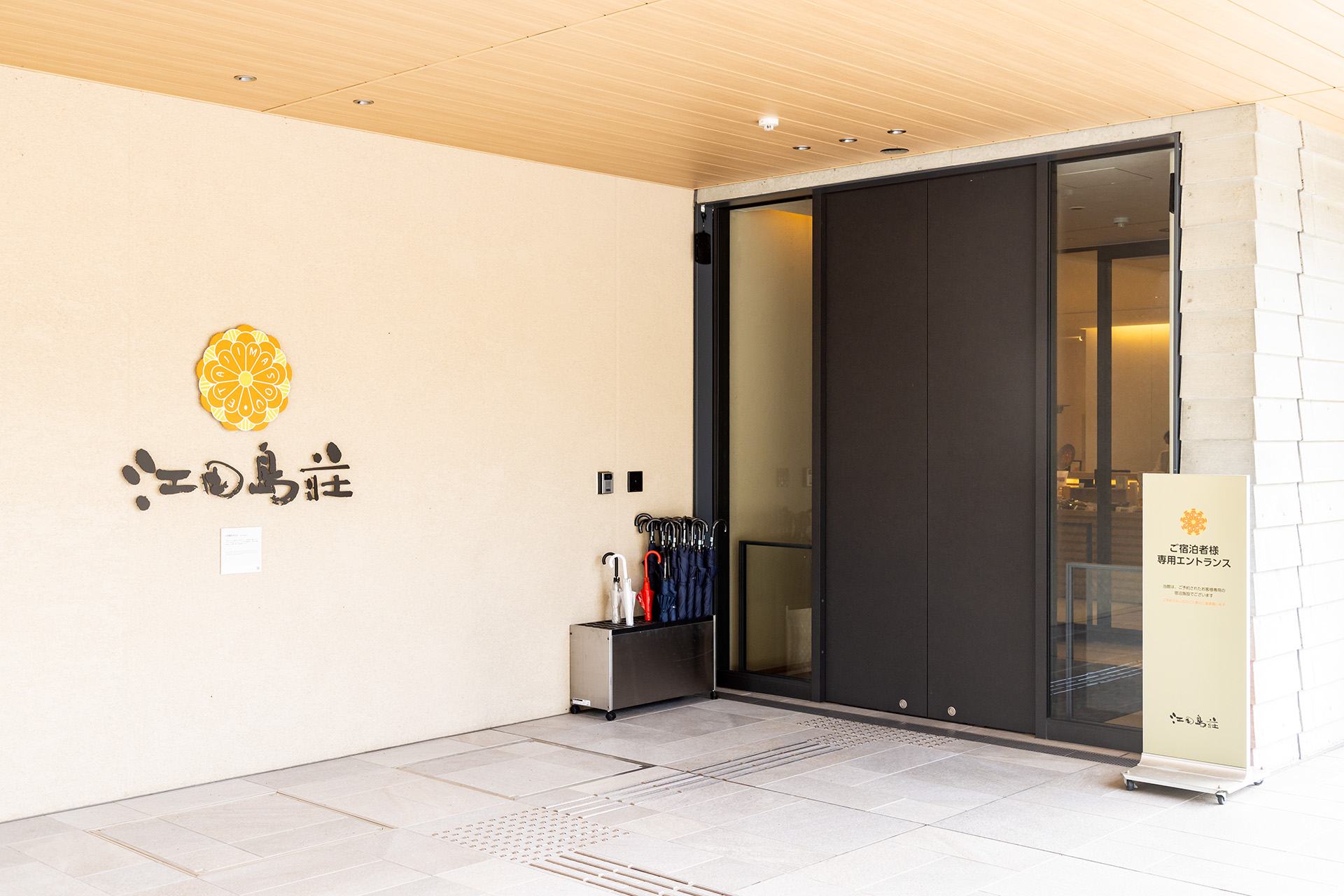 宿泊者用のエントランス