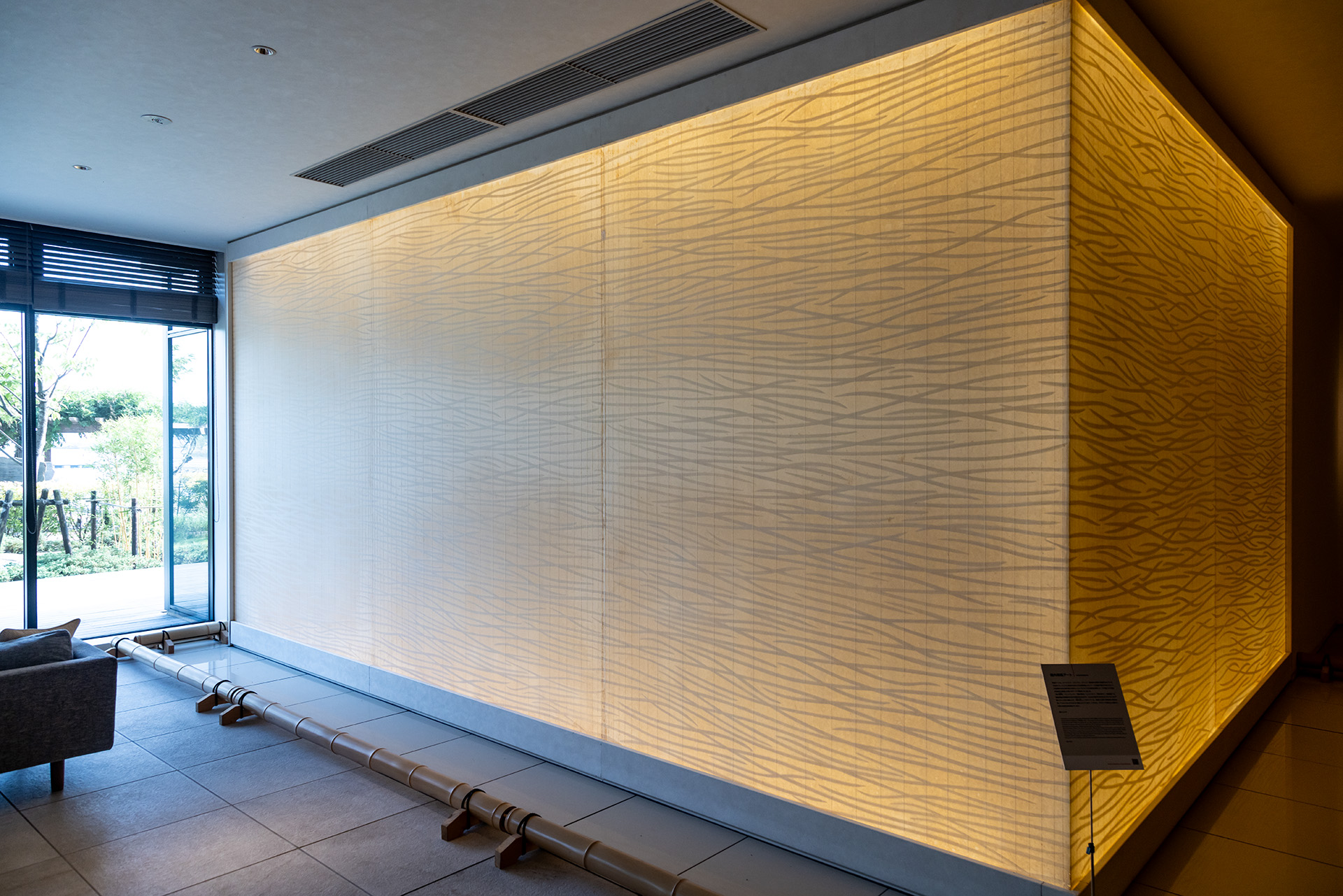 館内には随所に堀木エリ子氏による和紙アートがある。こちらはアマモをフィーチャーした「海の揺籠」