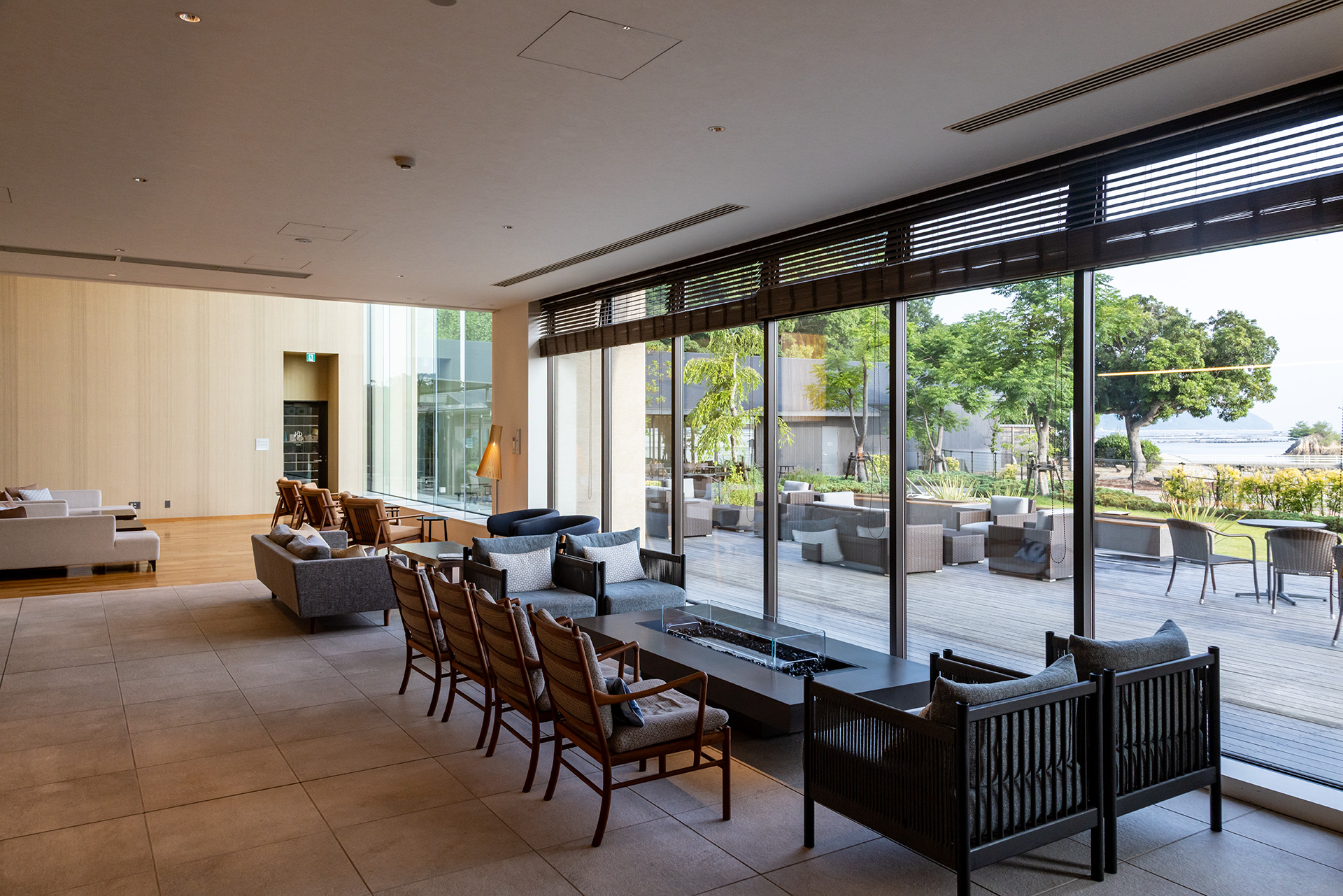 フロントから奥に進むとロビーラウンジがある